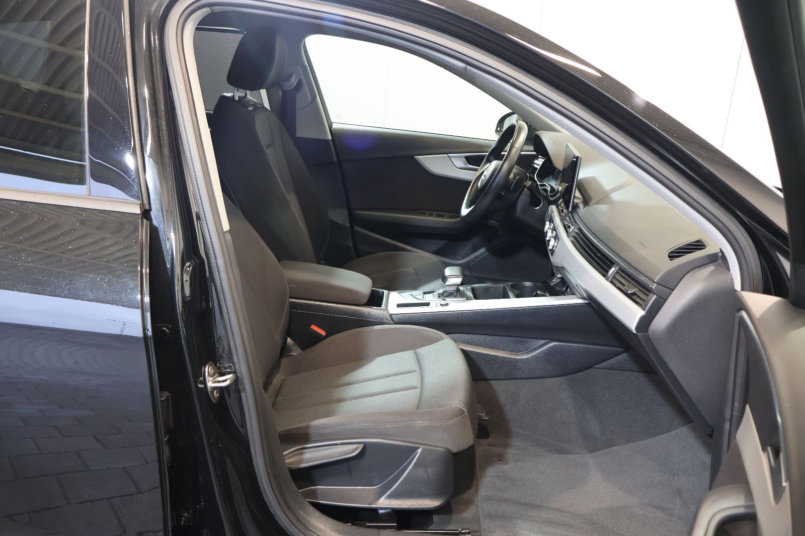 Audi A4 Avant 35 TFSI CARPLAY+FRONT+KEY+LED+17" foto 14