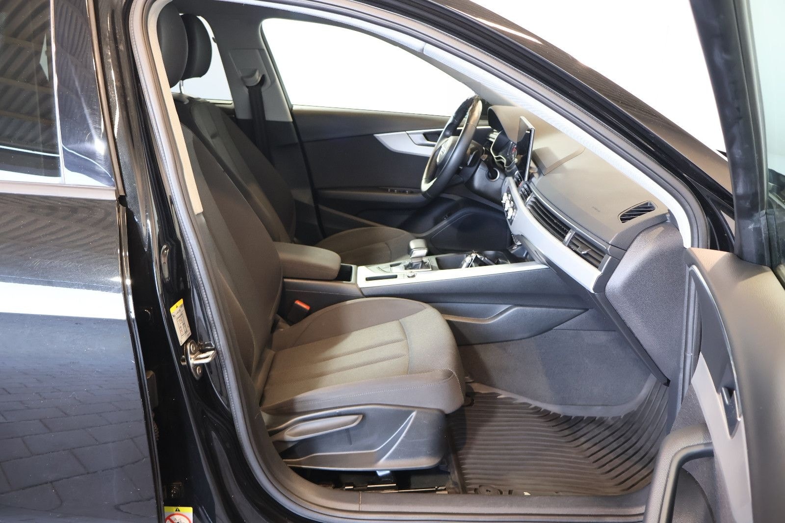 Audi A4 Avant 35 TFSI NAVI+CARPLAY+KEY+LED+17" foto 14