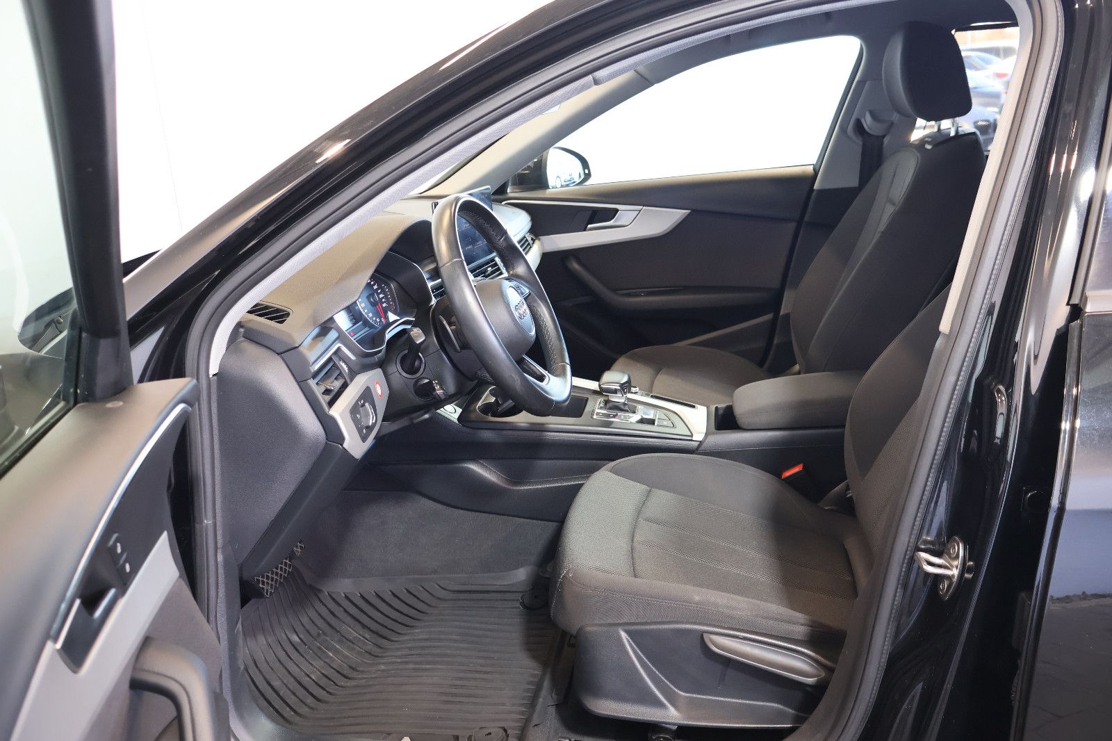 Audi A4 Avant 35 TFSI NAVI+CARPLAY+KEY+LED+17" foto 10