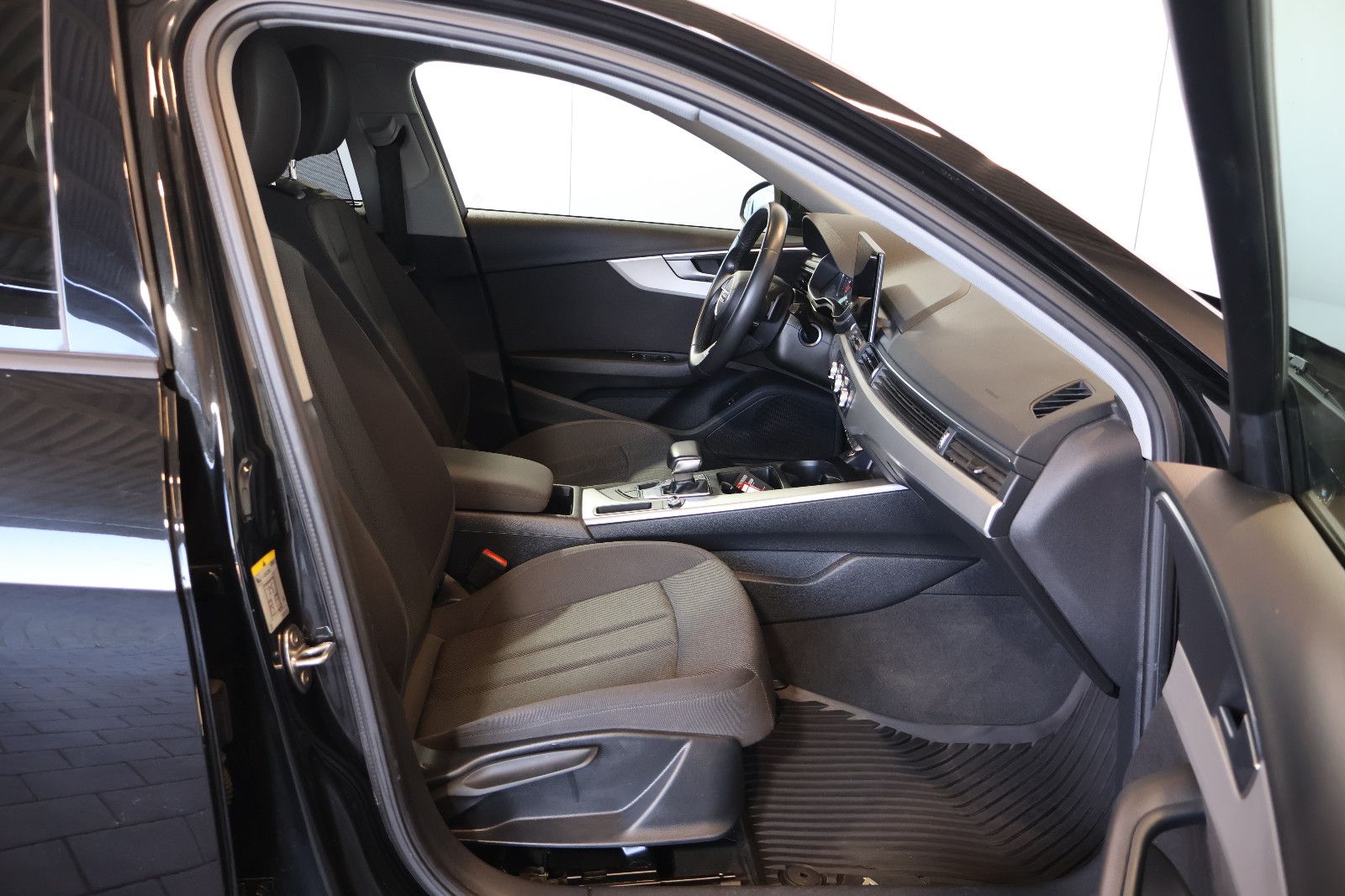 Audi A4 Avant 35 TFSI NAVI+CARPLAY+KEY+LED+17" foto 15