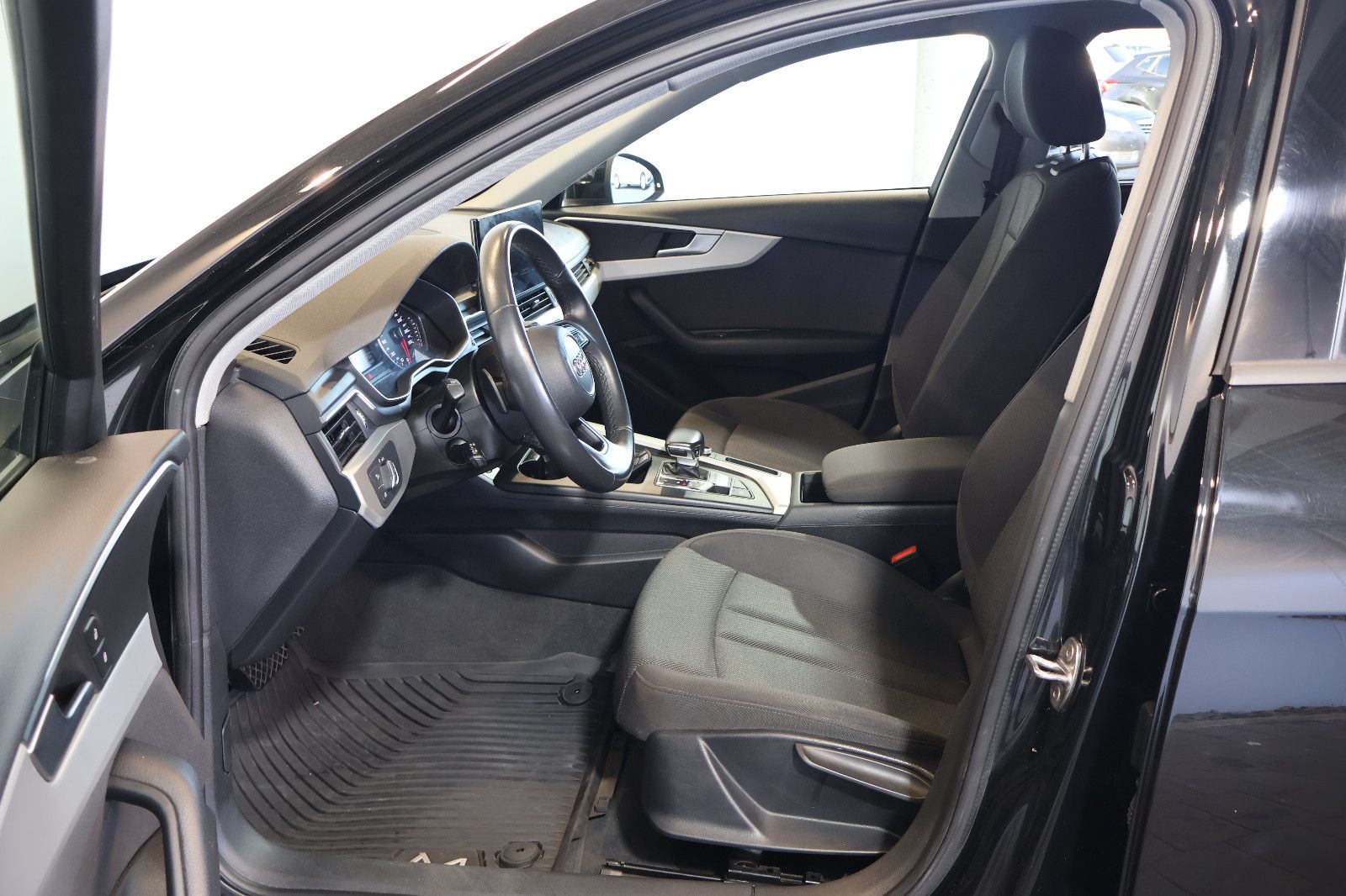 Audi A4 Avant 35 TFSI NAVI+CARPLAY+KEY+LED+17" foto 10