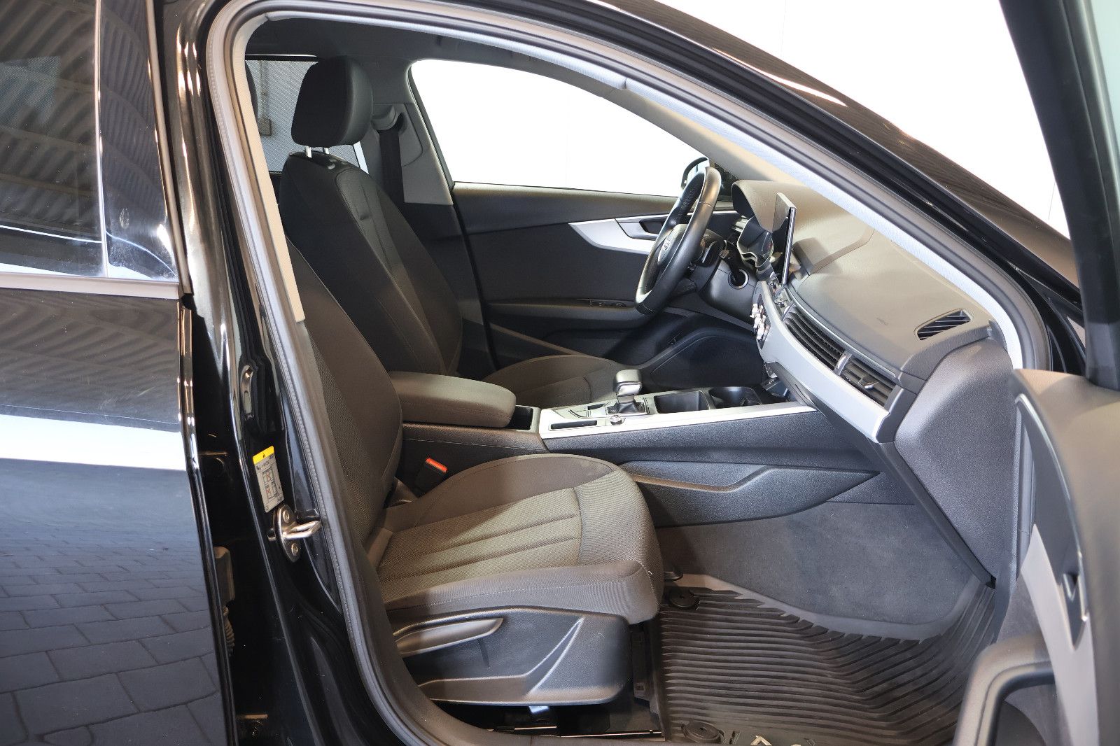 Audi A4 Avant 35 TFSI NAVI+CARPLAY+KEY+LED+17" foto 14