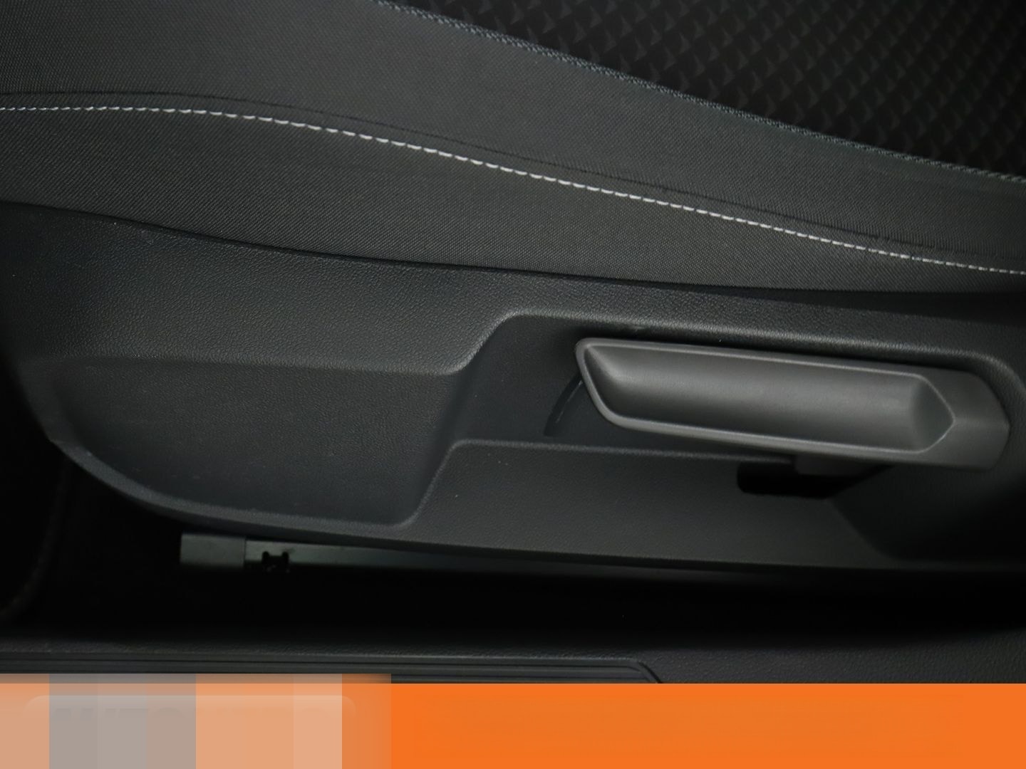 Volkswagen Golf VIII 1.0 eTSI Active Aut.*NAV*ACC*PDC*SHZ* foto 25