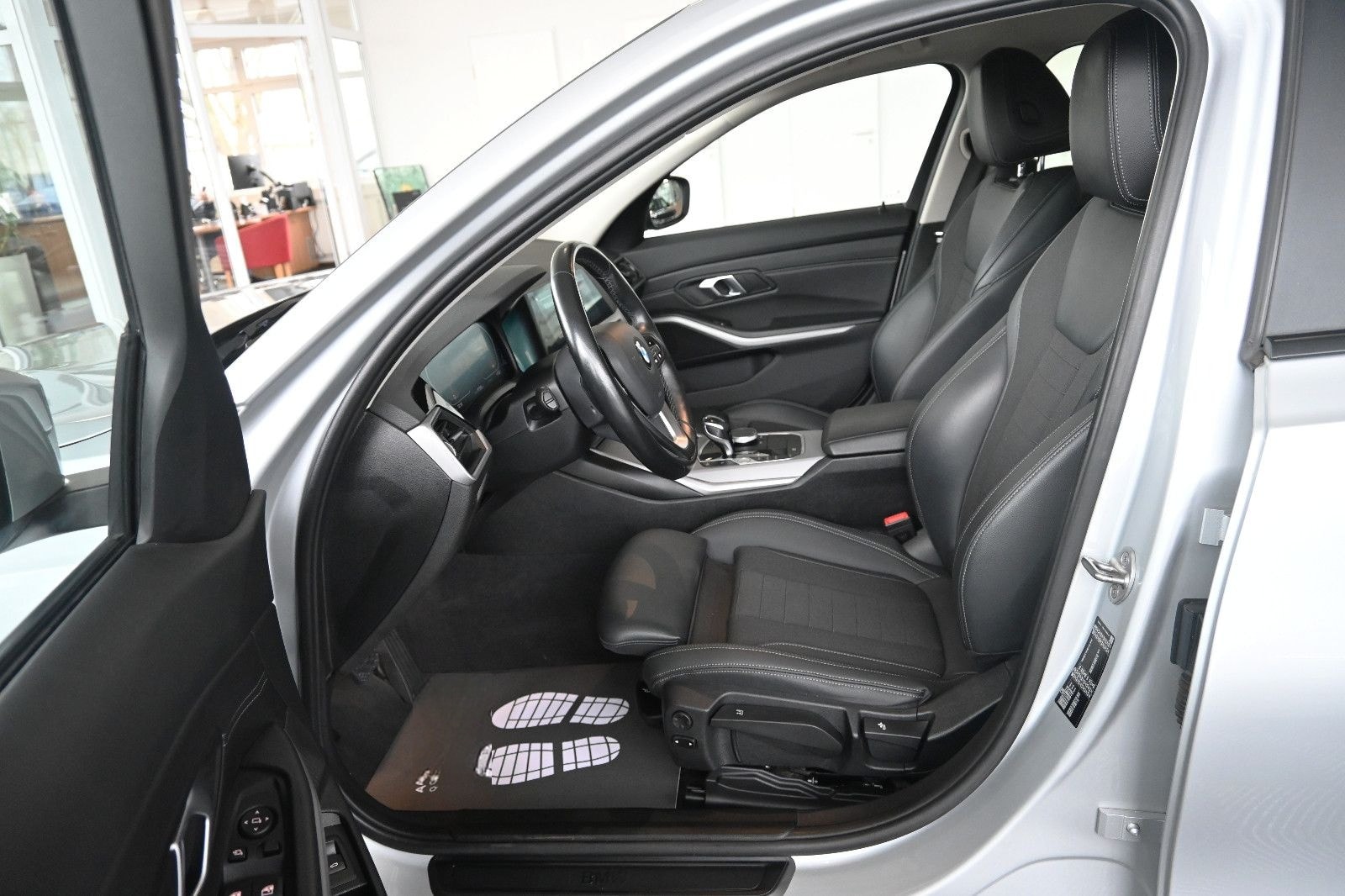 BMW 318d T Advantage LED Nav ACC Leder PDC L-Cockpit foto 13