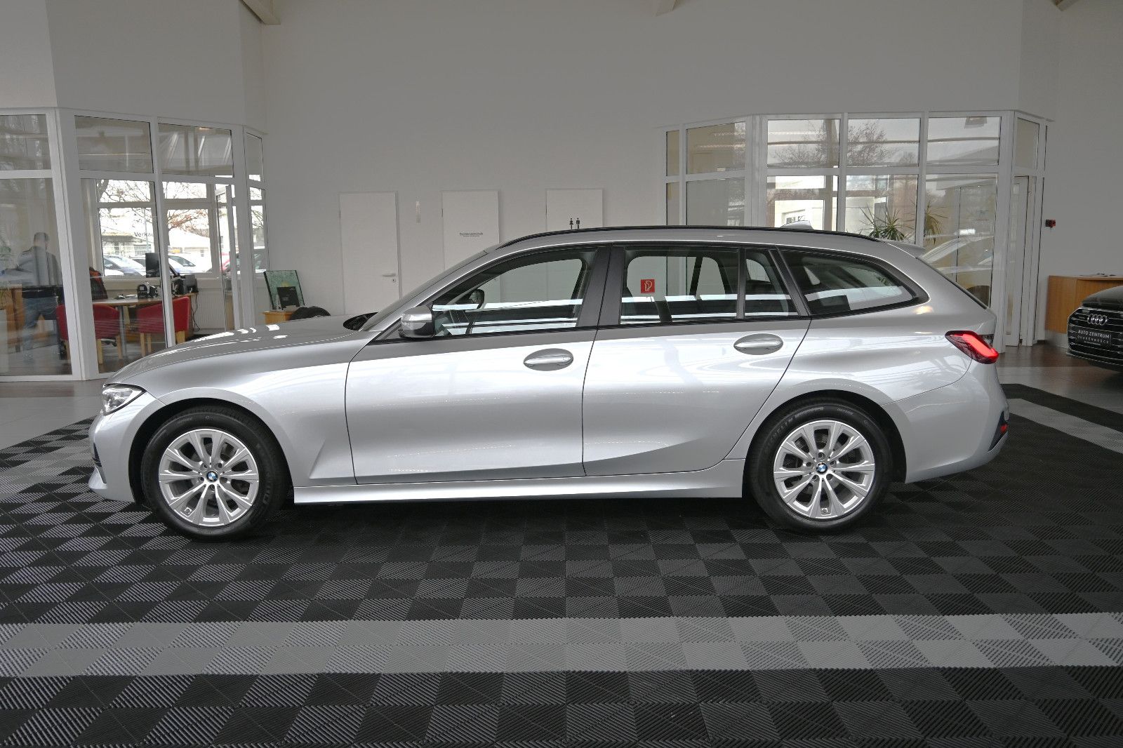 BMW 318d T Advantage LED Nav ACC Leder PDC L-Cockpit foto 3