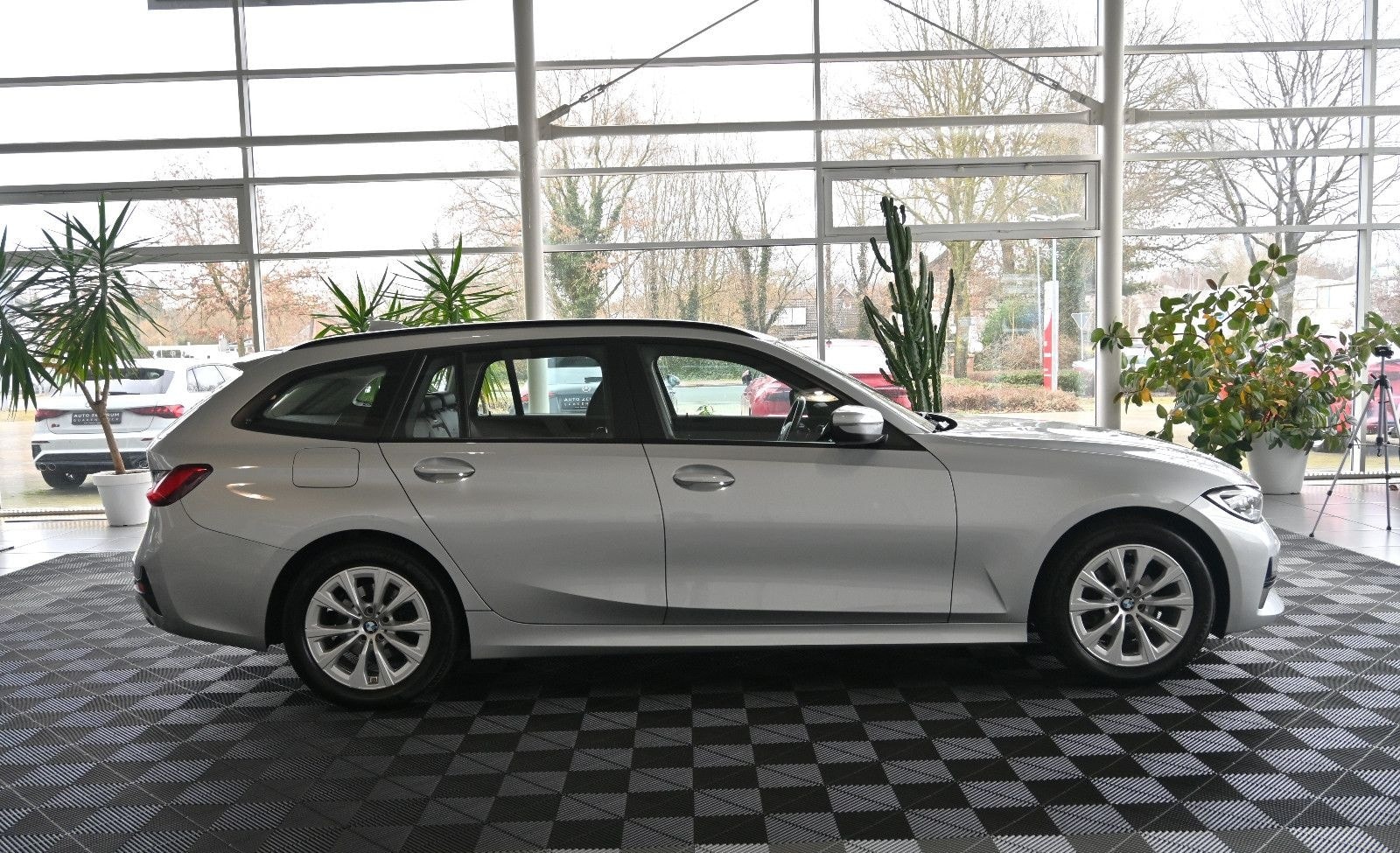 BMW 318d T Advantage LED Nav ACC Leder PDC L-Cockpit foto 9