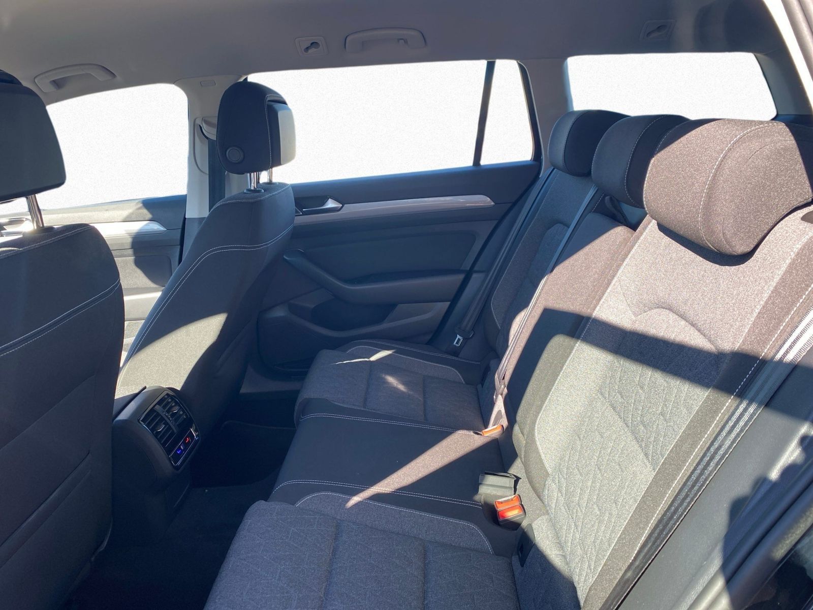 Volkswagen Passat Variant 2.0 TDI DSG Business Navi AHK RFK foto 12