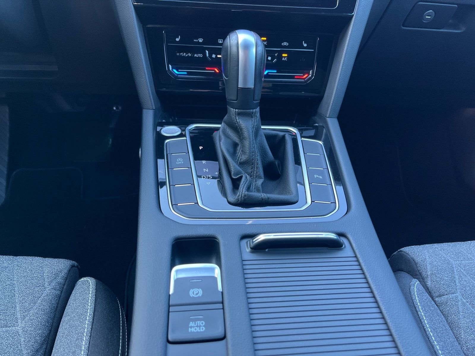 Volkswagen Passat Variant 2.0 TDI DSG Business Navi AHK LED foto 8