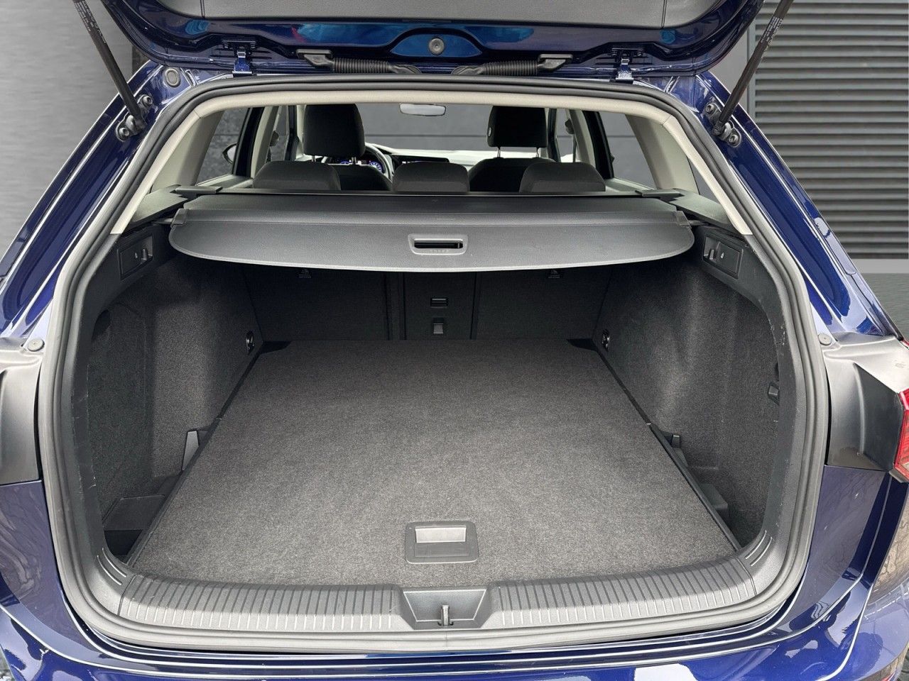 Volkswagen Golf VIII Variant 2.0 TDI Life Automatik Navi+AH foto 8