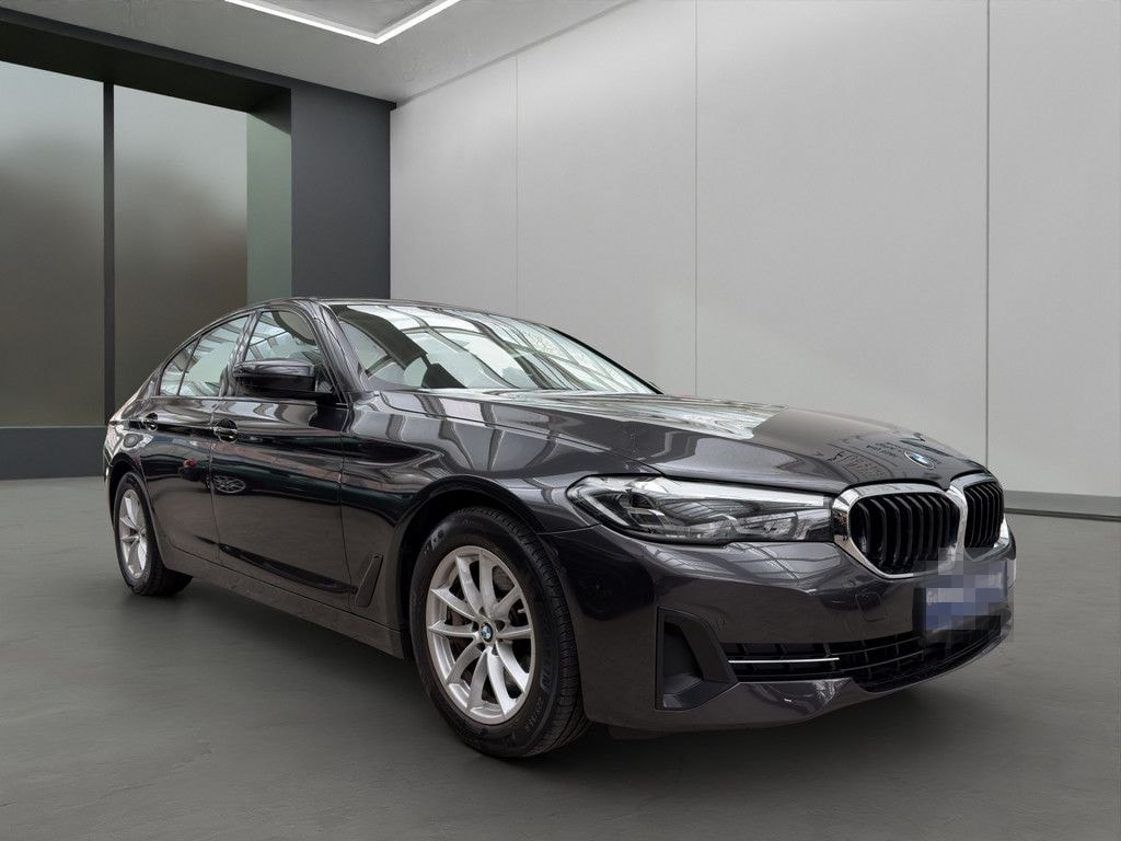 BMW 530d Lim. LED NAVI LEDER ACC KEYLESS KAMERA 17" foto 16