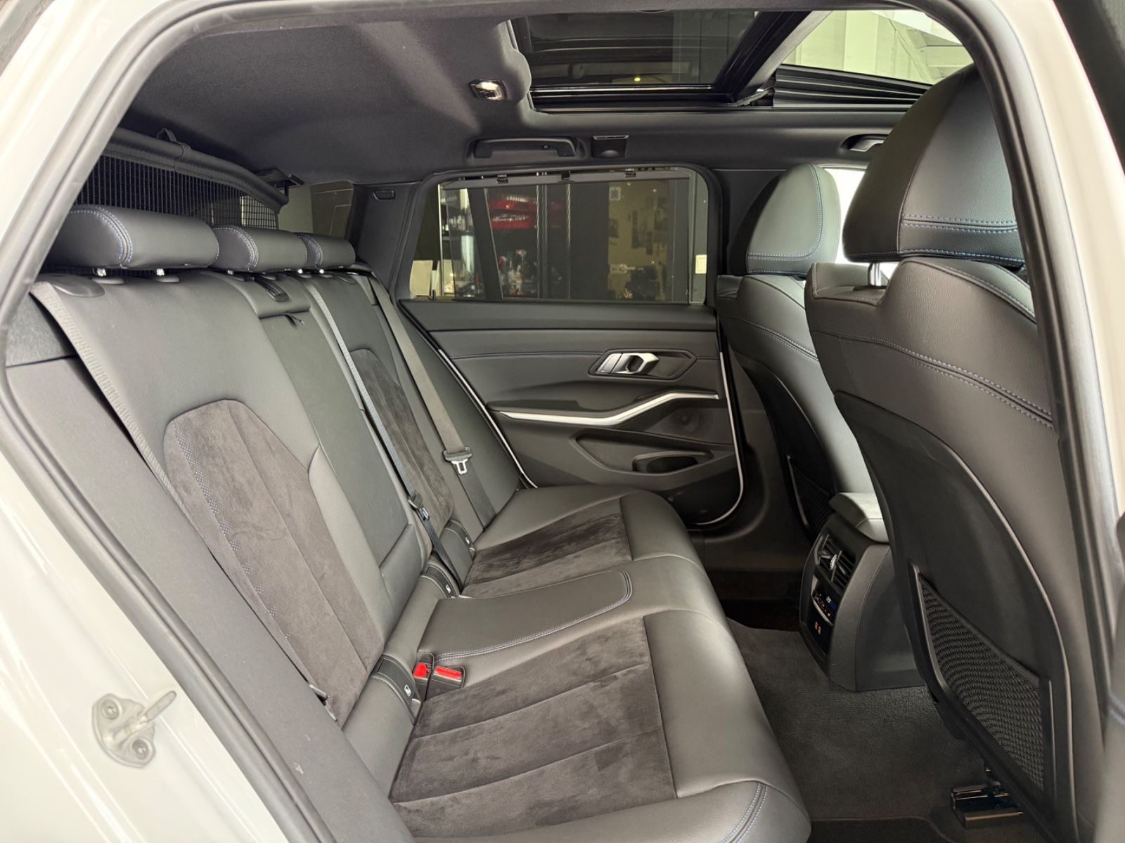 BMW 330 i xDrive M Sport Pano AHK Garantie foto 12