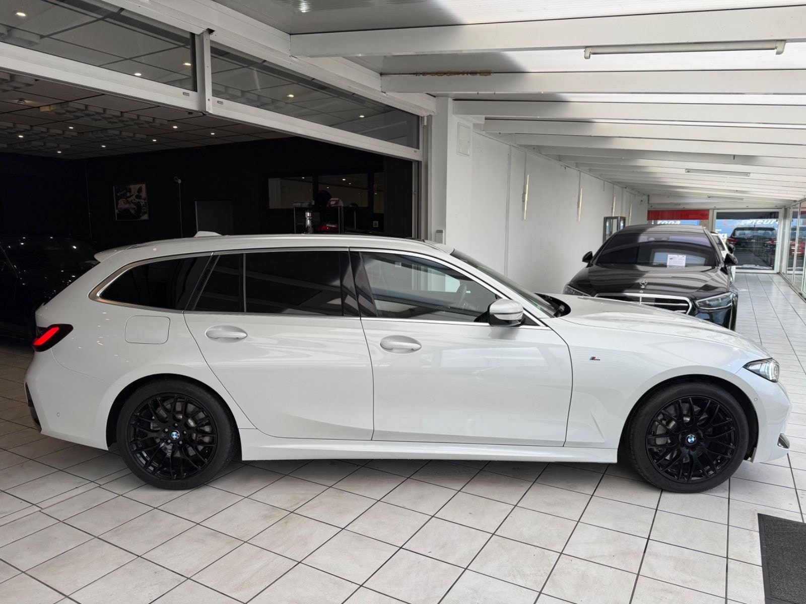 BMW 330 i xDrive M Sport Pano AHK Garantie foto 4