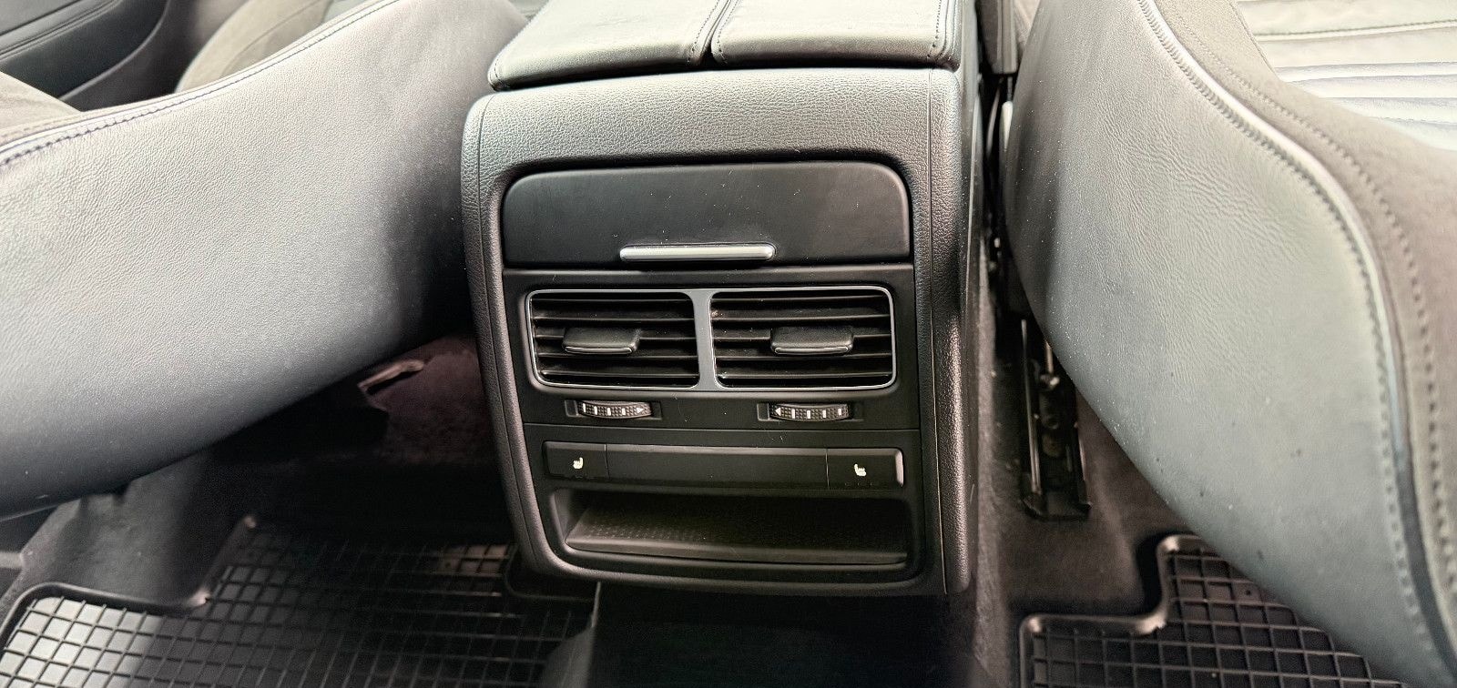 Volkswagen Touareg 3.0 V6 R Line LTDI SCR Exclusive BMT foto 4