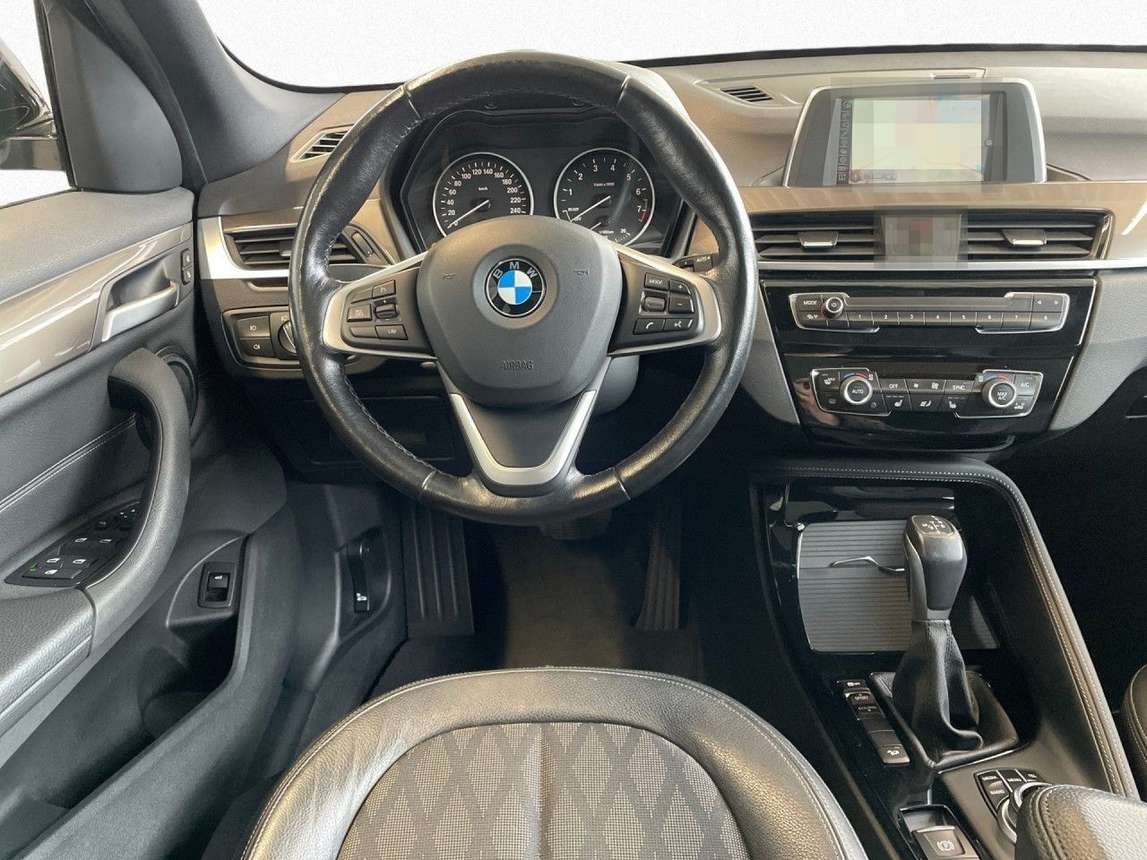 BMW X1 xDrive20i xLine 19"LM,Pano,AHK,Navi,erw.LED foto 12