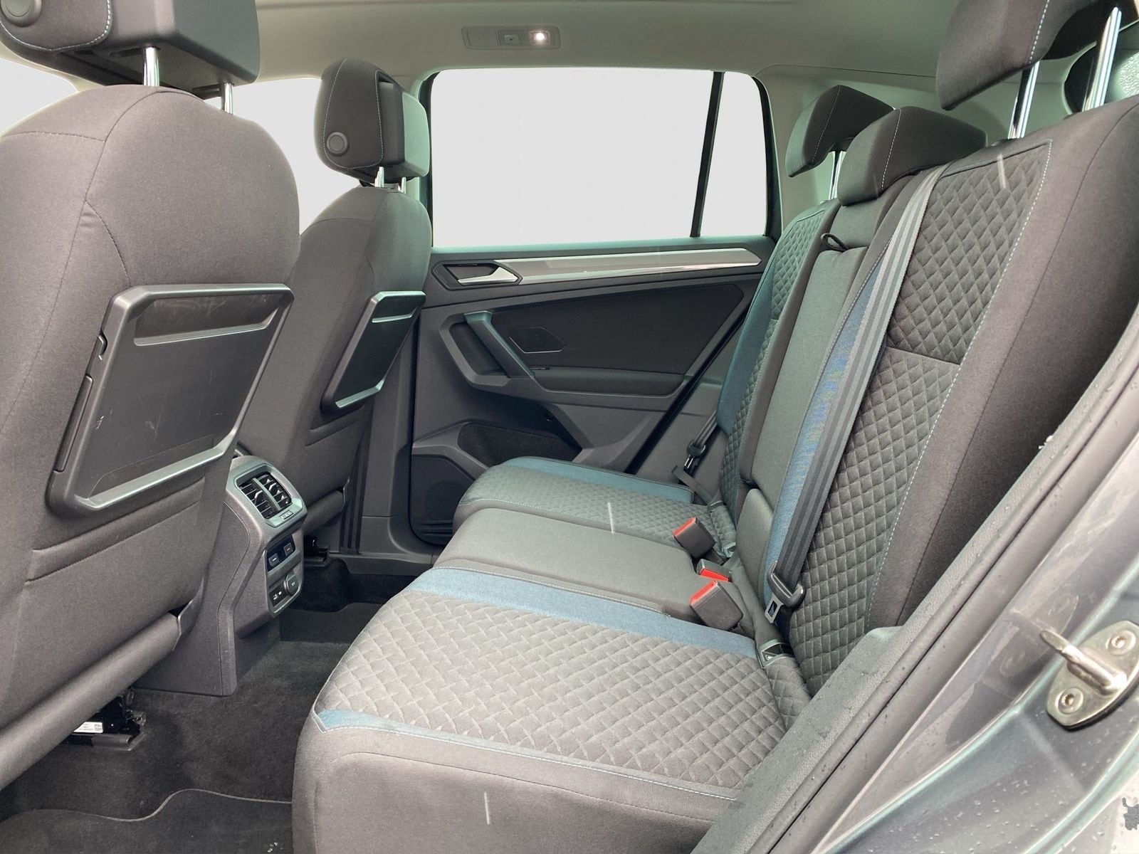 Volkswagen Tiguan 2.0 TDI SCR IQ.DRIVE ACC LED PanoSD AHK foto 14