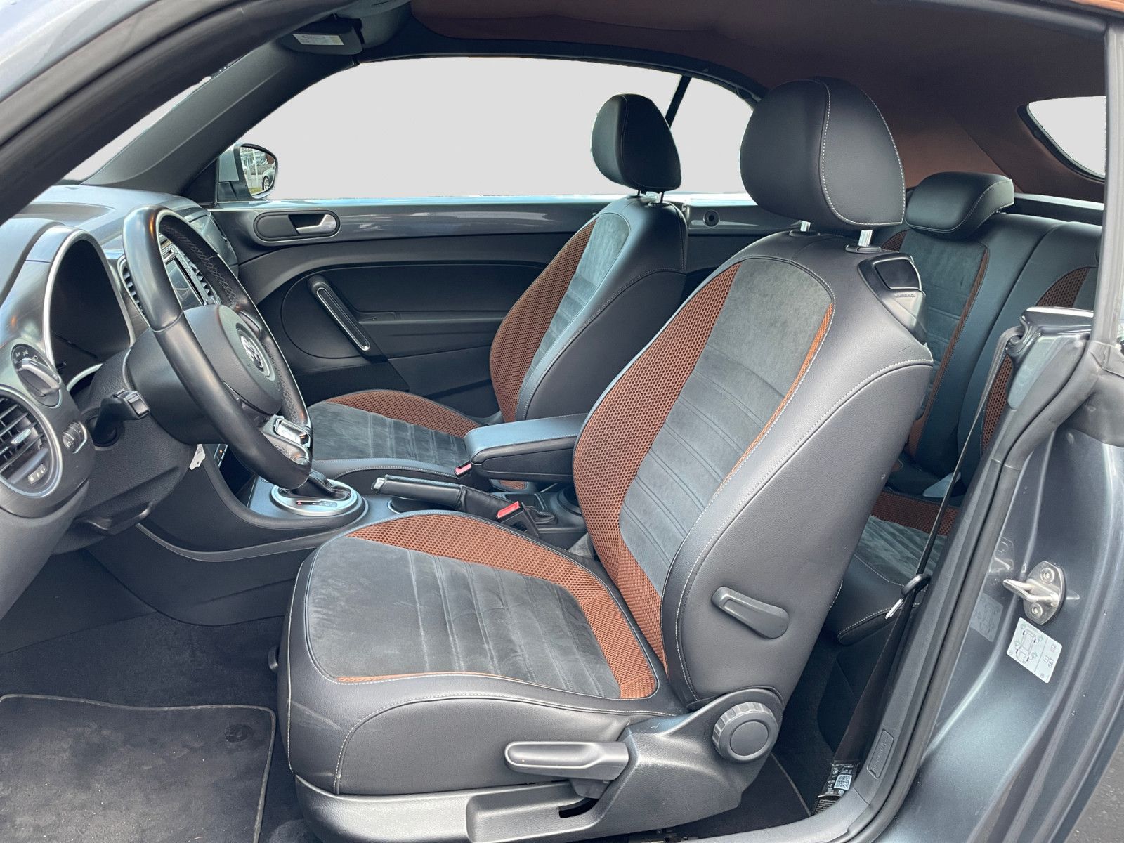 Volkswagen Beetle Cabriolet 1.4 TSI Karmann BMT DSG BiXenon foto 10