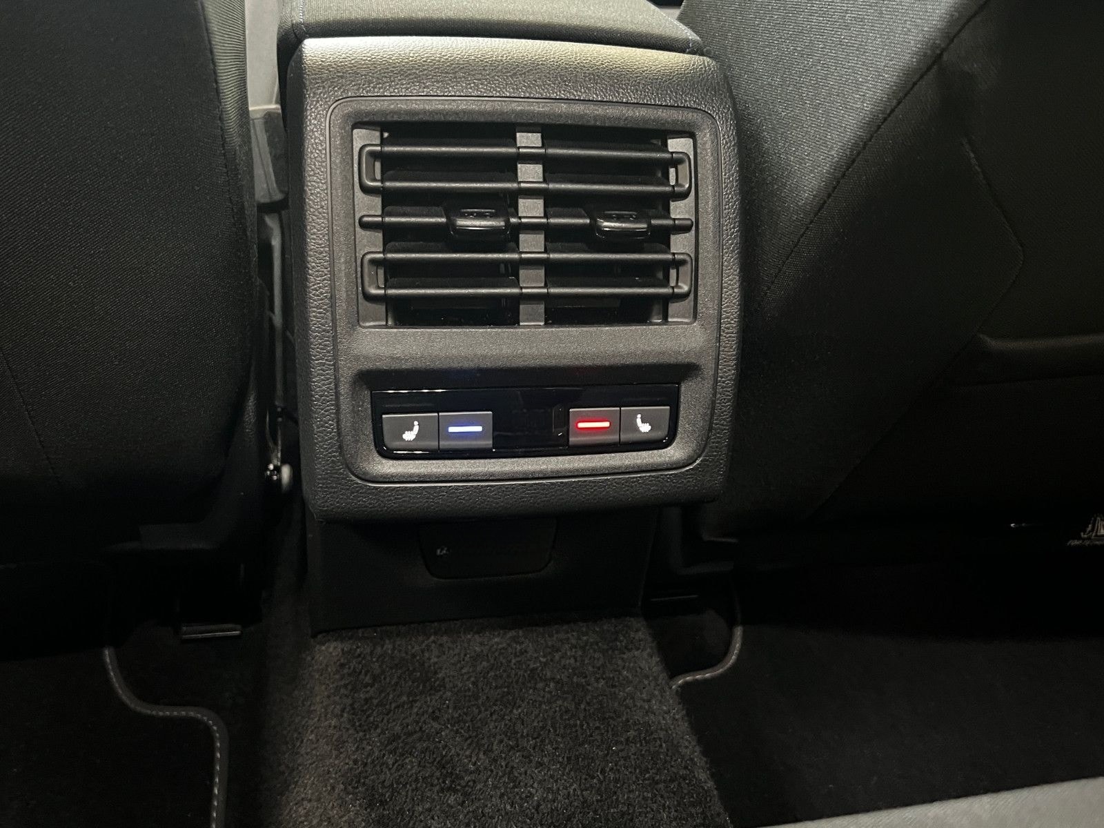 Volkswagen Golf VIII 1.5 TSI United Navi ACC STHZ SZH v+h foto 21