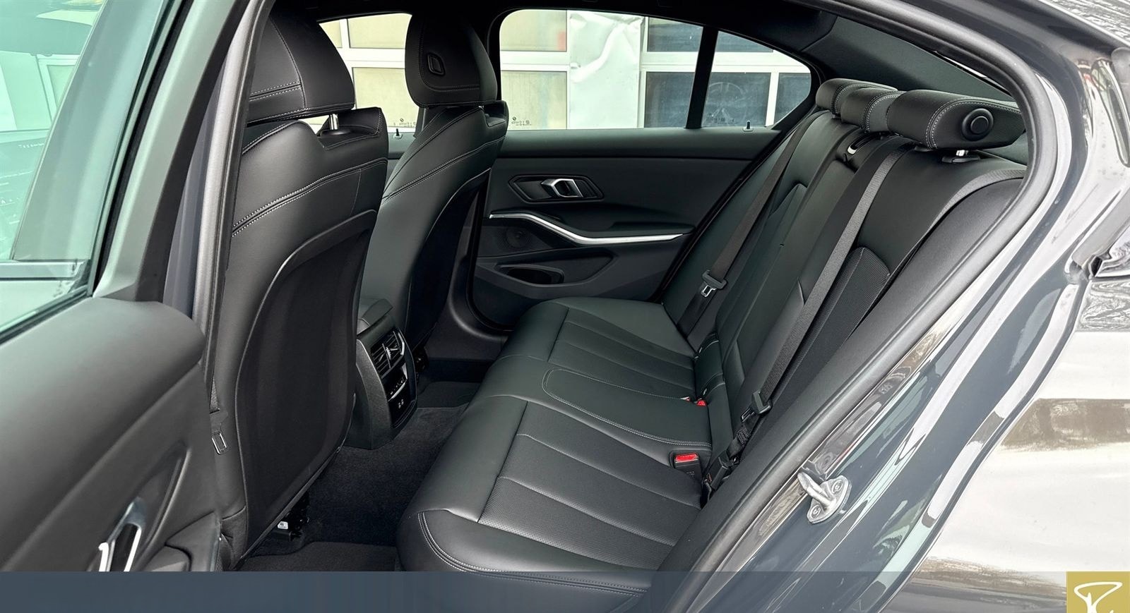 BMW 318i A Lim M Sport,AHK,LC+,RFK,Keyless foto 8