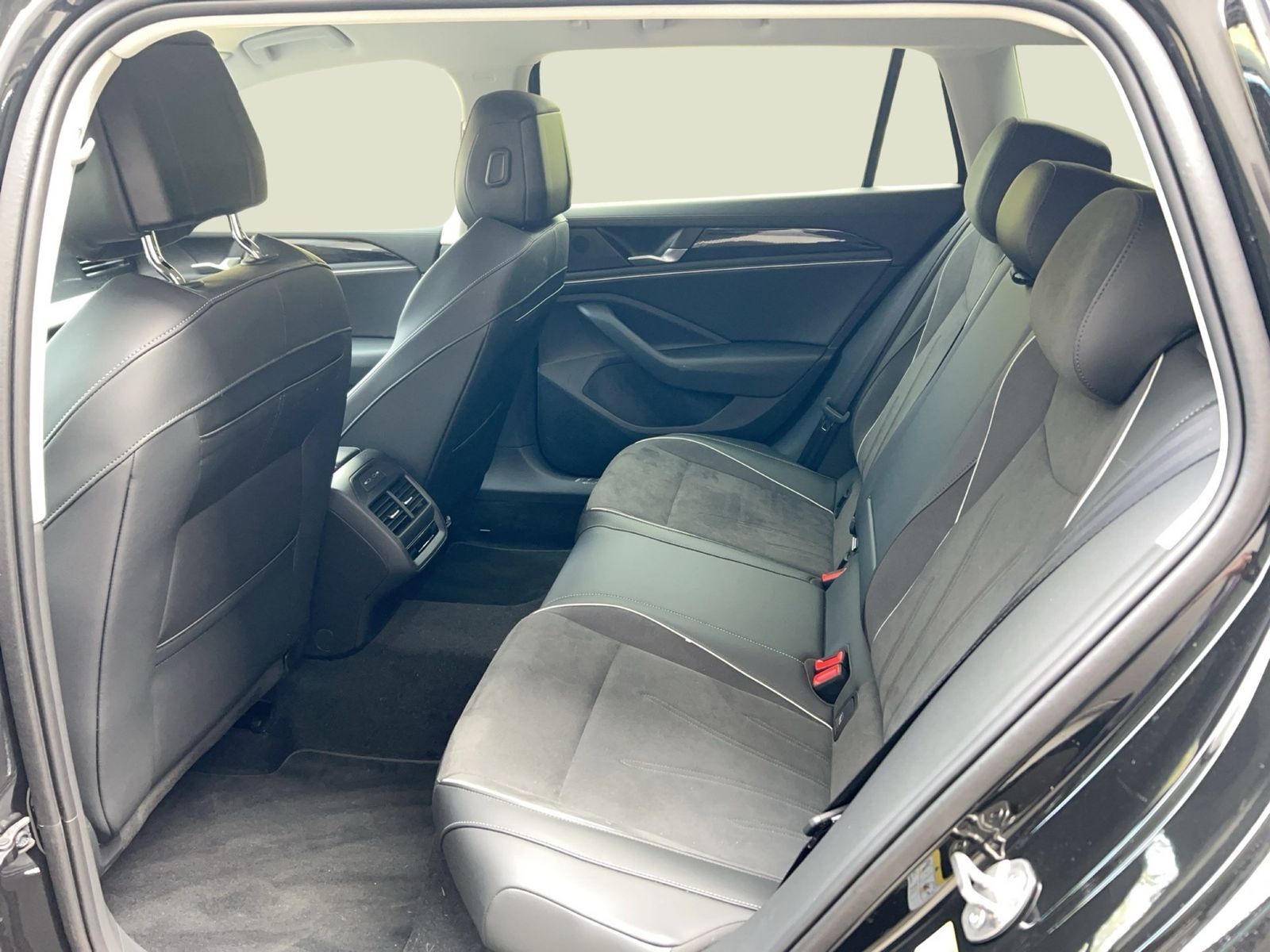 Volkswagen Passat Variant 1.5 TSI eHybrid CarPlay|AHK|HUD foto 11