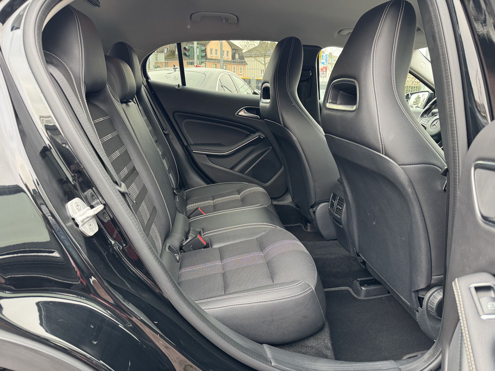 Mercedes-Benz GLA 200 d URBAN AMG NIGHT DISTR RFKA LED TWA foto 13