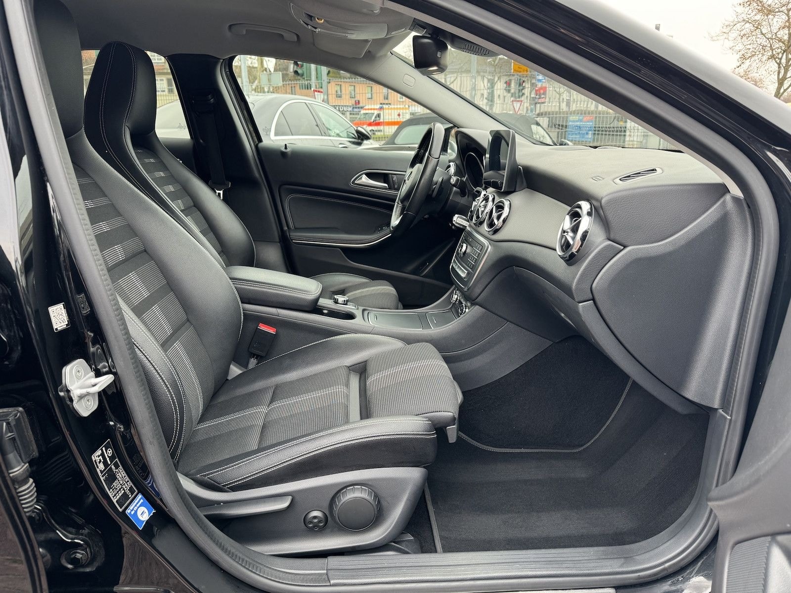 Mercedes-Benz GLA 200 d URBAN AMG NIGHT DISTR RFKA LED TWA foto 14