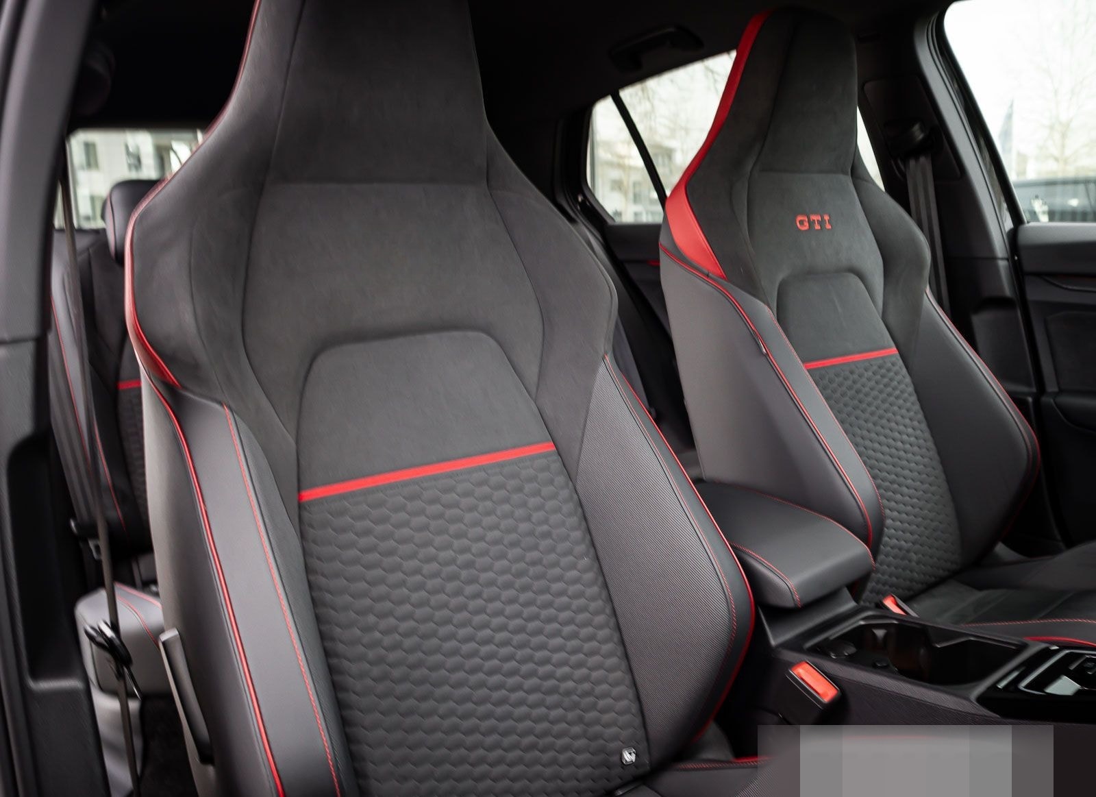 Volkswagen Golf VIII GTI Clubsport 2.0 TSI LED+ Navi ParkPi foto 14