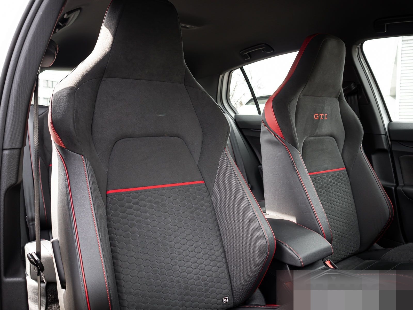 Volkswagen Golf VIII GTI Clubsport 2.0 TSI Navi LED+ ACC 18 foto 13