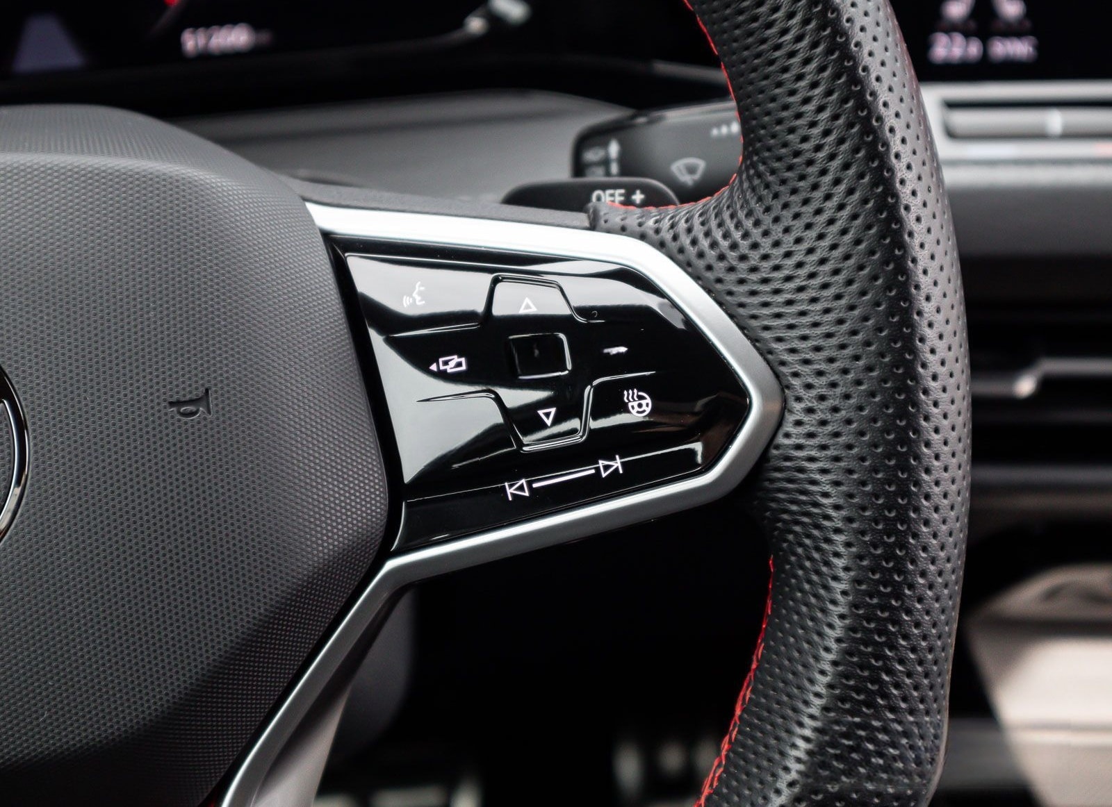 Volkswagen Golf VIII GTI Clubsport 2.0 TSI Navi LED+ ACC 18 foto 20