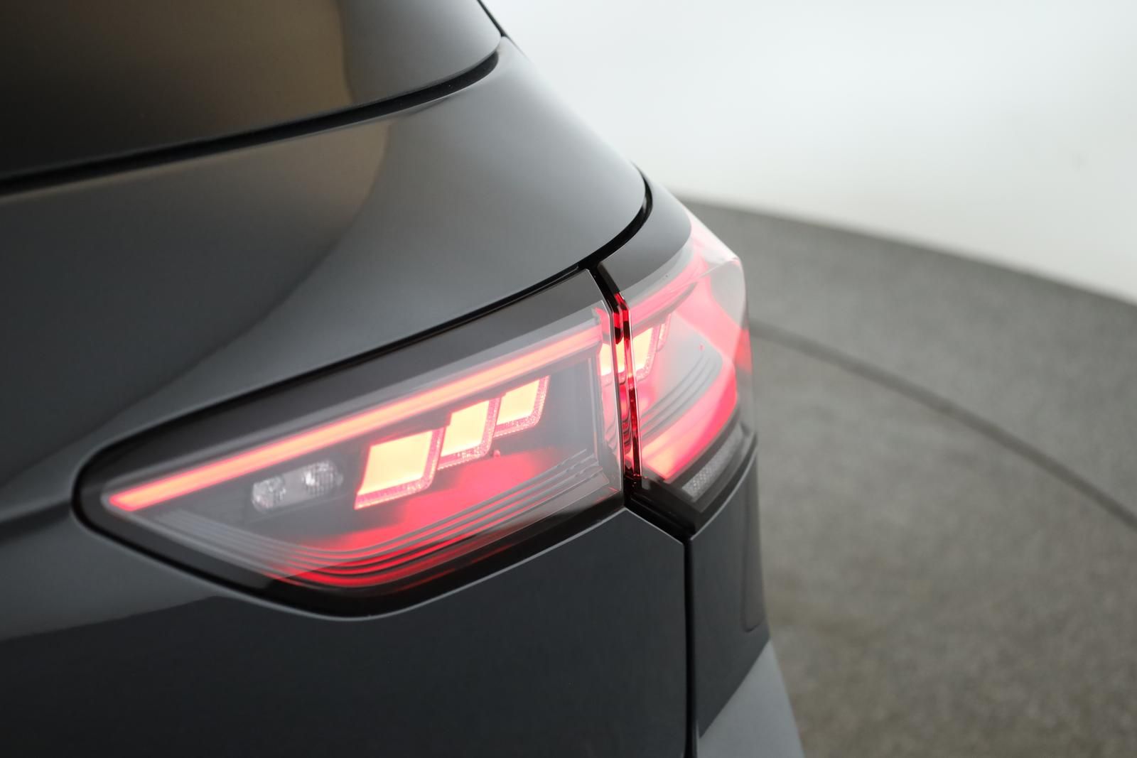 Volkswagen Golf GTI DSG Black IQ.LIGHT Pano HUD HarmanK 19" foto 13