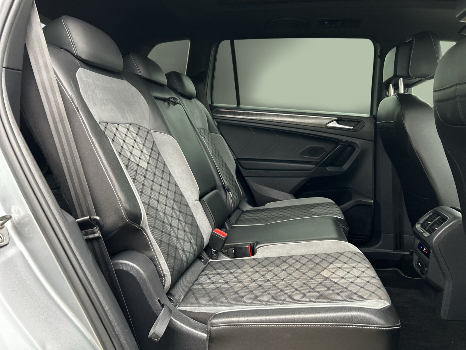 Volkswagen Tiguan Allspace R-Line DSG 4MOT LED NAVI AHK foto 16