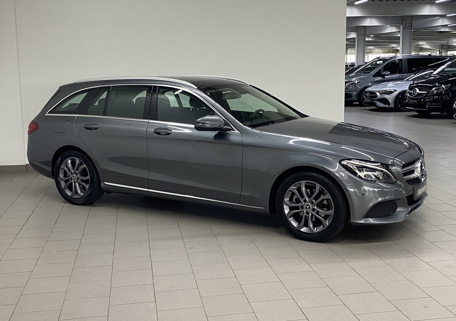 Mercedes-Benz C 180 T AVANTGARDE+PANO+AHK+MULTIBEAM LED+TOTWIN foto 4