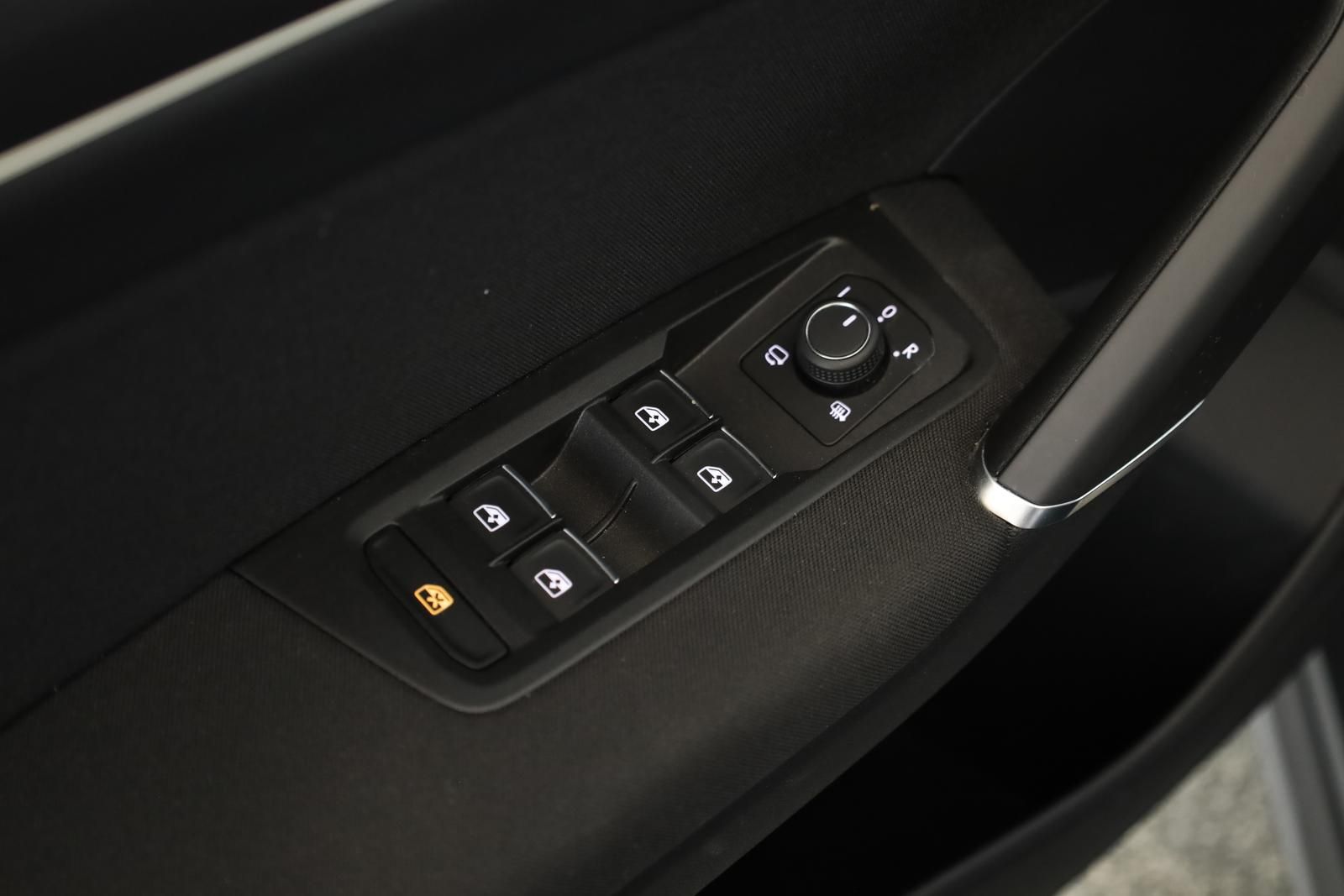 Volkswagen Touran 2.0 TDI DSG Highline R-Line 7 Pano 18 AHK foto 11