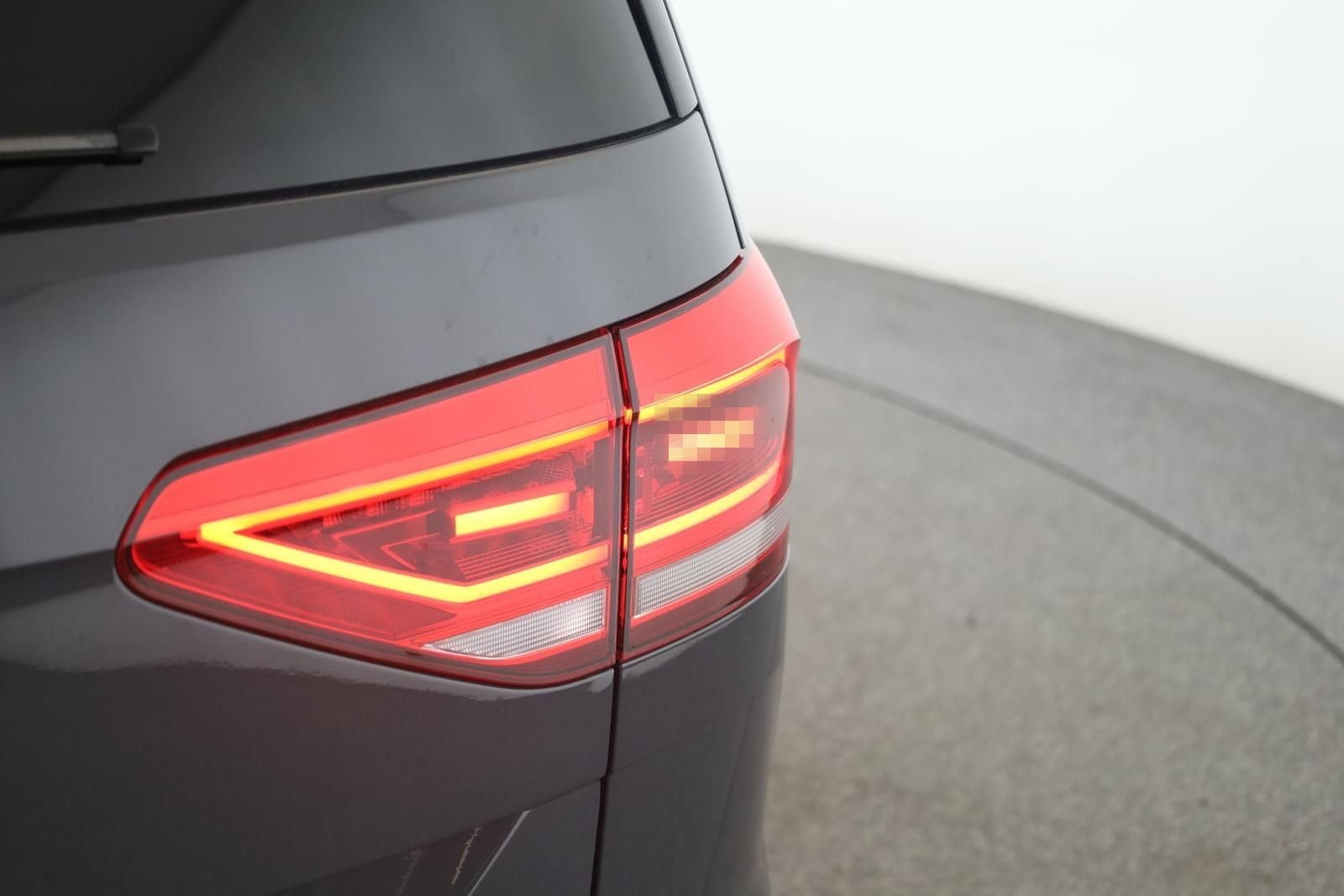 Volkswagen Touran 2.0 TDI DSG Highline R-Line 7 Pano 18 AHK foto 7