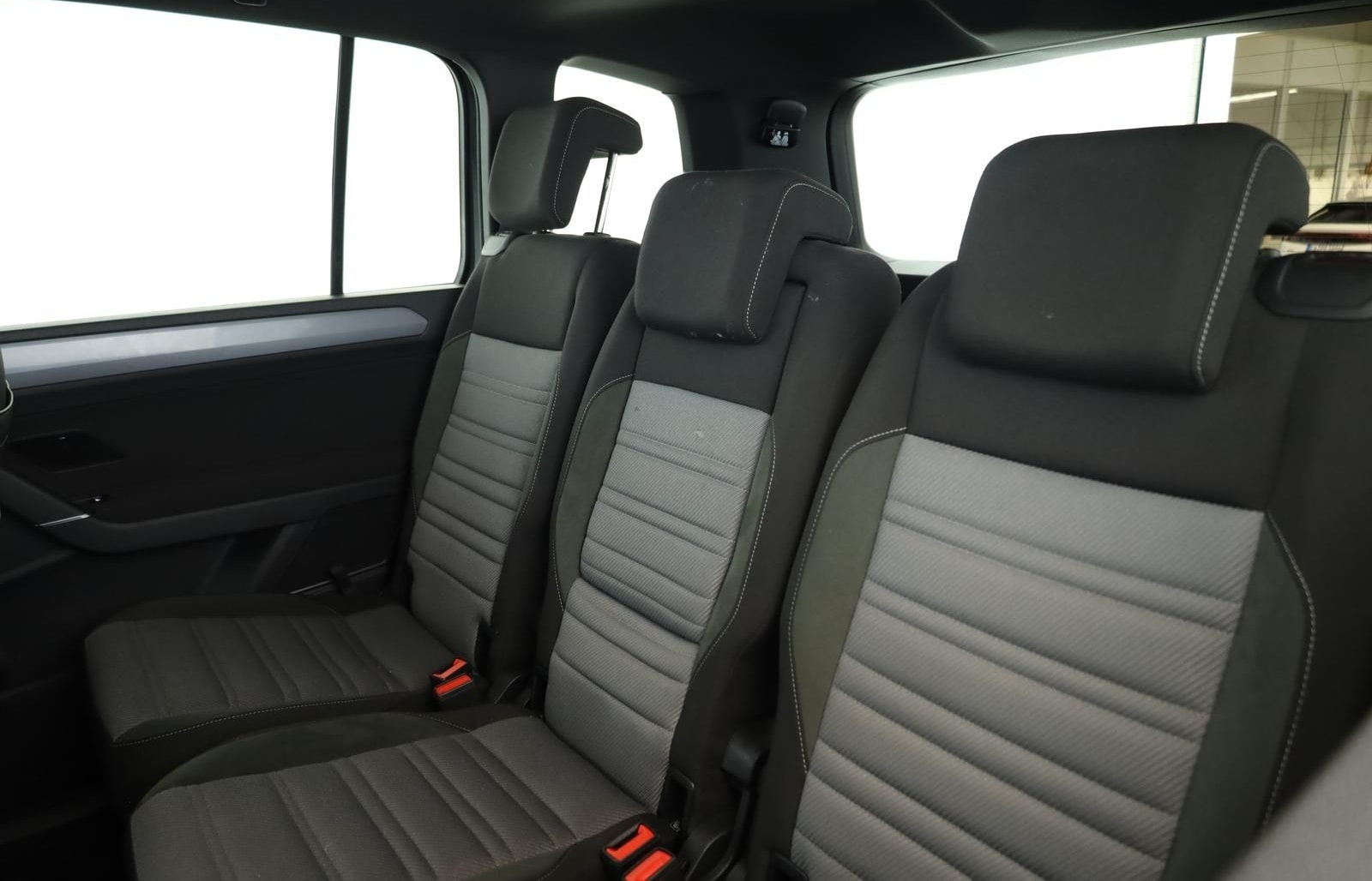 Volkswagen Touran 2.0 TDI DSG Highline R-Line 7 Pano 18 AHK foto 10