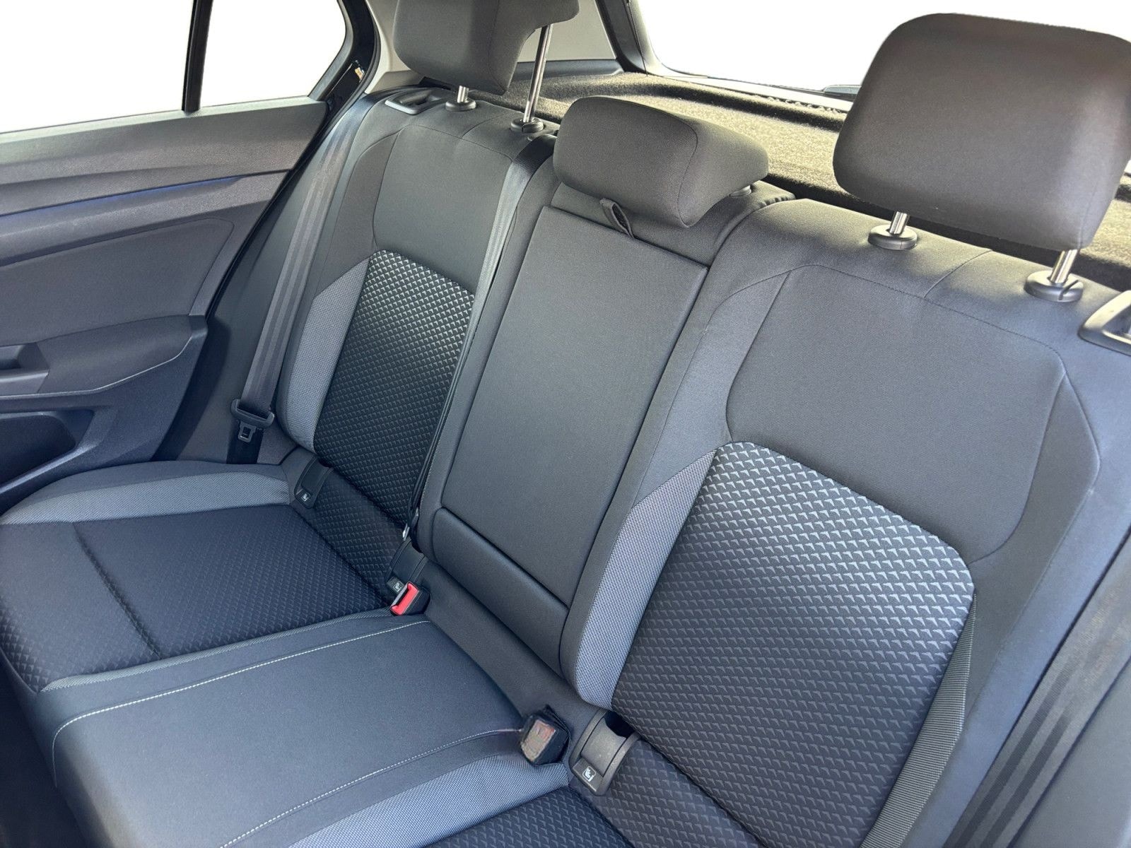 Volkswagen Golf VIII 1.5TSI Active LED AHK Navi APP Sitzhzg foto 11