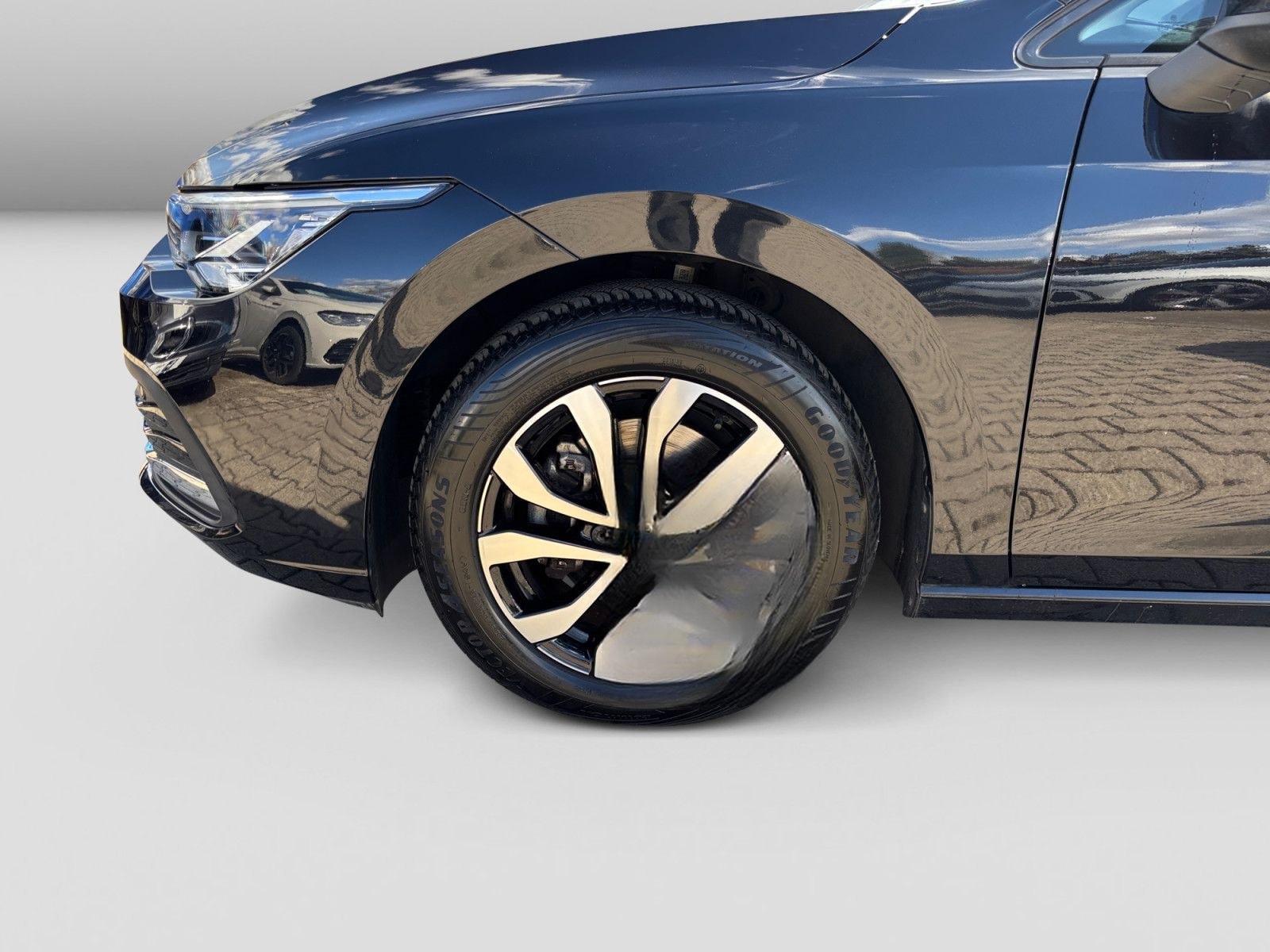 Volkswagen Golf VIII 1.5TSI Active LED AHK Navi APP Sitzhzg foto 5