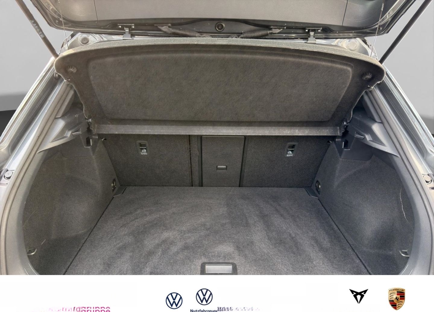 Volkswagen T-Roc R-Line 1.0 TSI  Navi+RK+ErgoActive+CarPlay foto 15