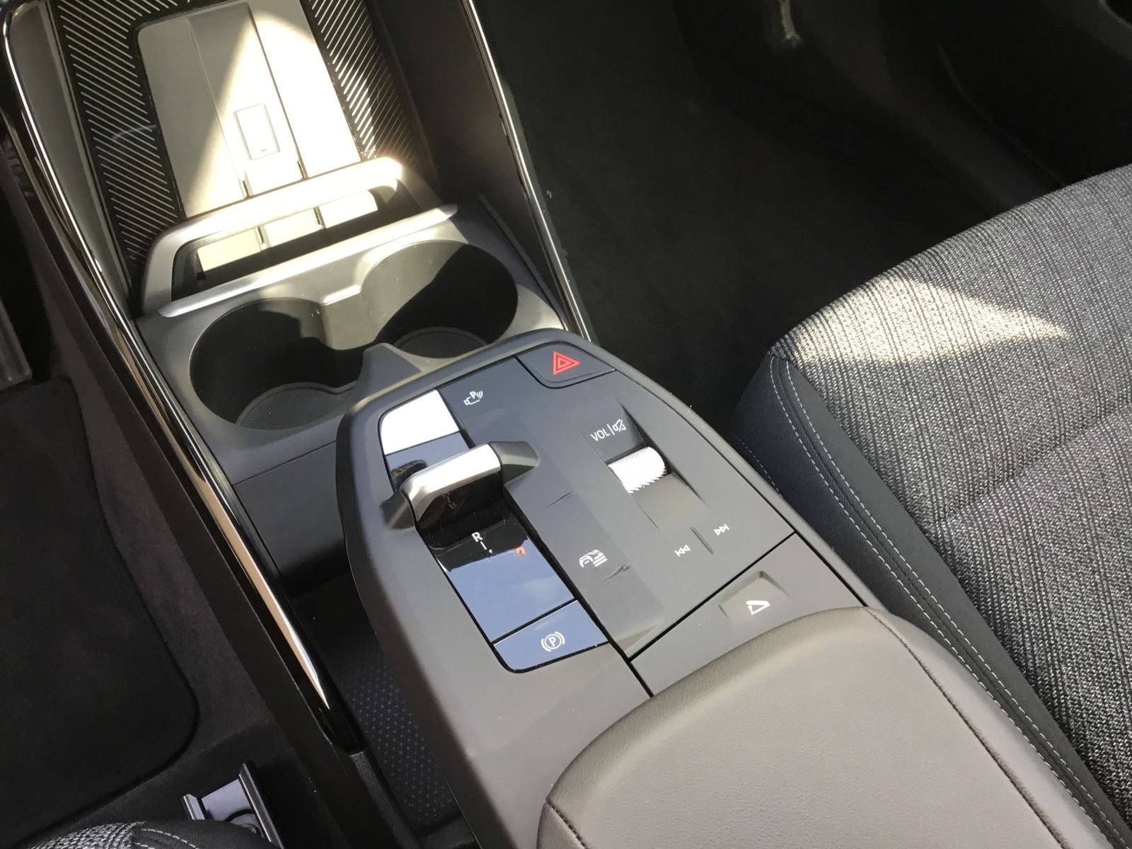 BMW X1 sDrive20i KAMERA+AHK+LM17+SITZHZ+LED foto 14