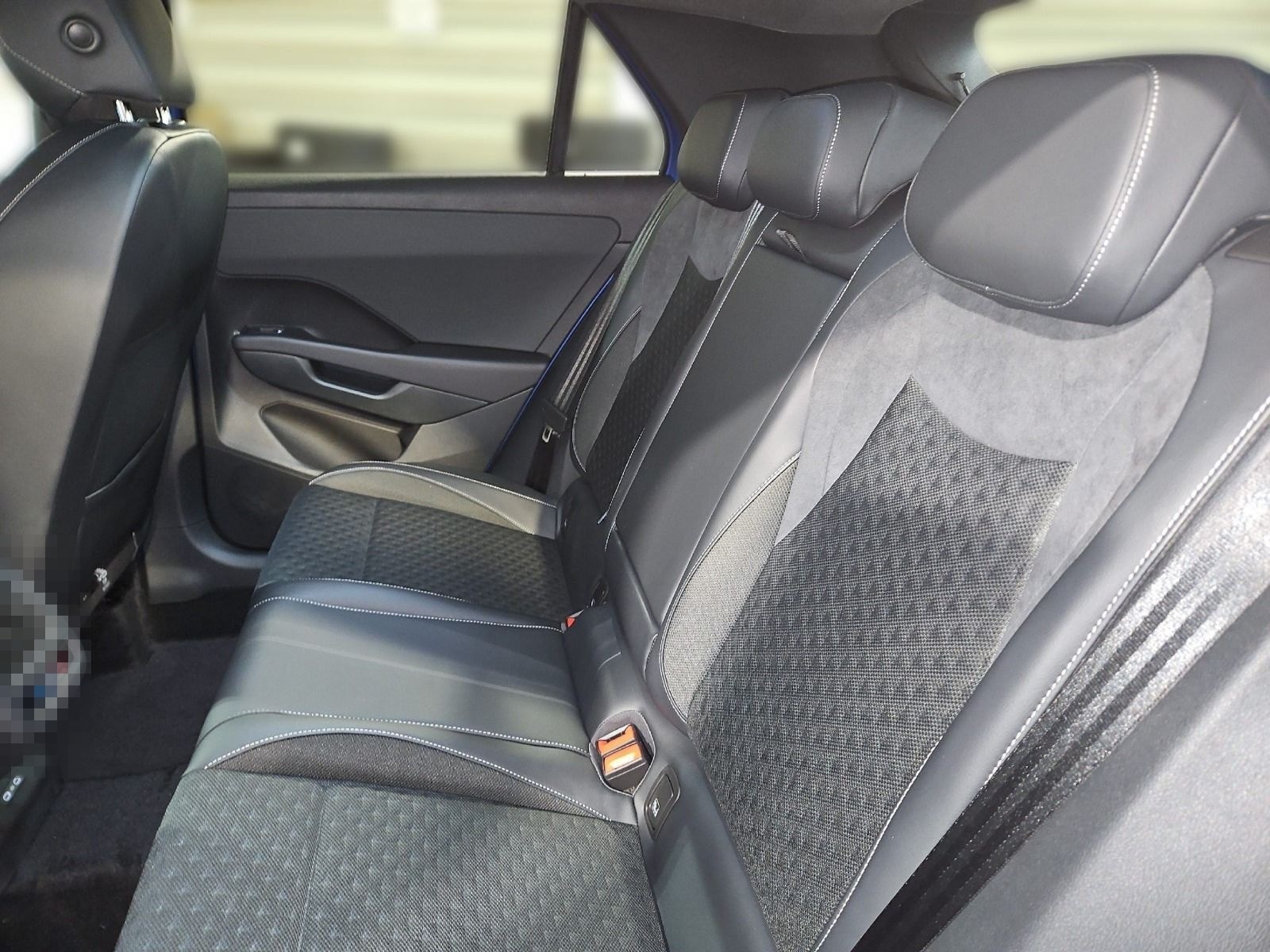 Volkswagen T-Roc R-Line 1.5 l eTSI OPF 110 kW (150 PS) 7-Ga foto 10