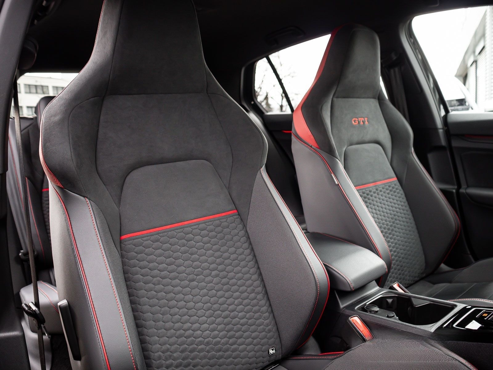 Volkswagen Golf VIII GTI Clubsport 2.0 TSI LED+ Navi ParkPi foto 14