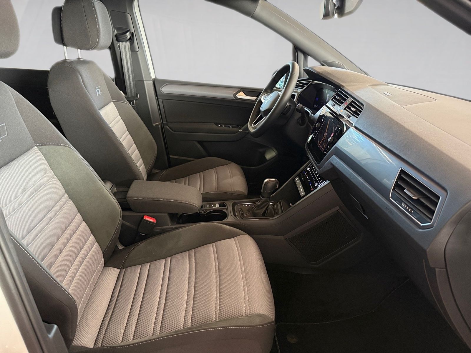 Volkswagen Touran 1.5 TSI R-Line BlackStyle DSG LED Navi AC foto 10