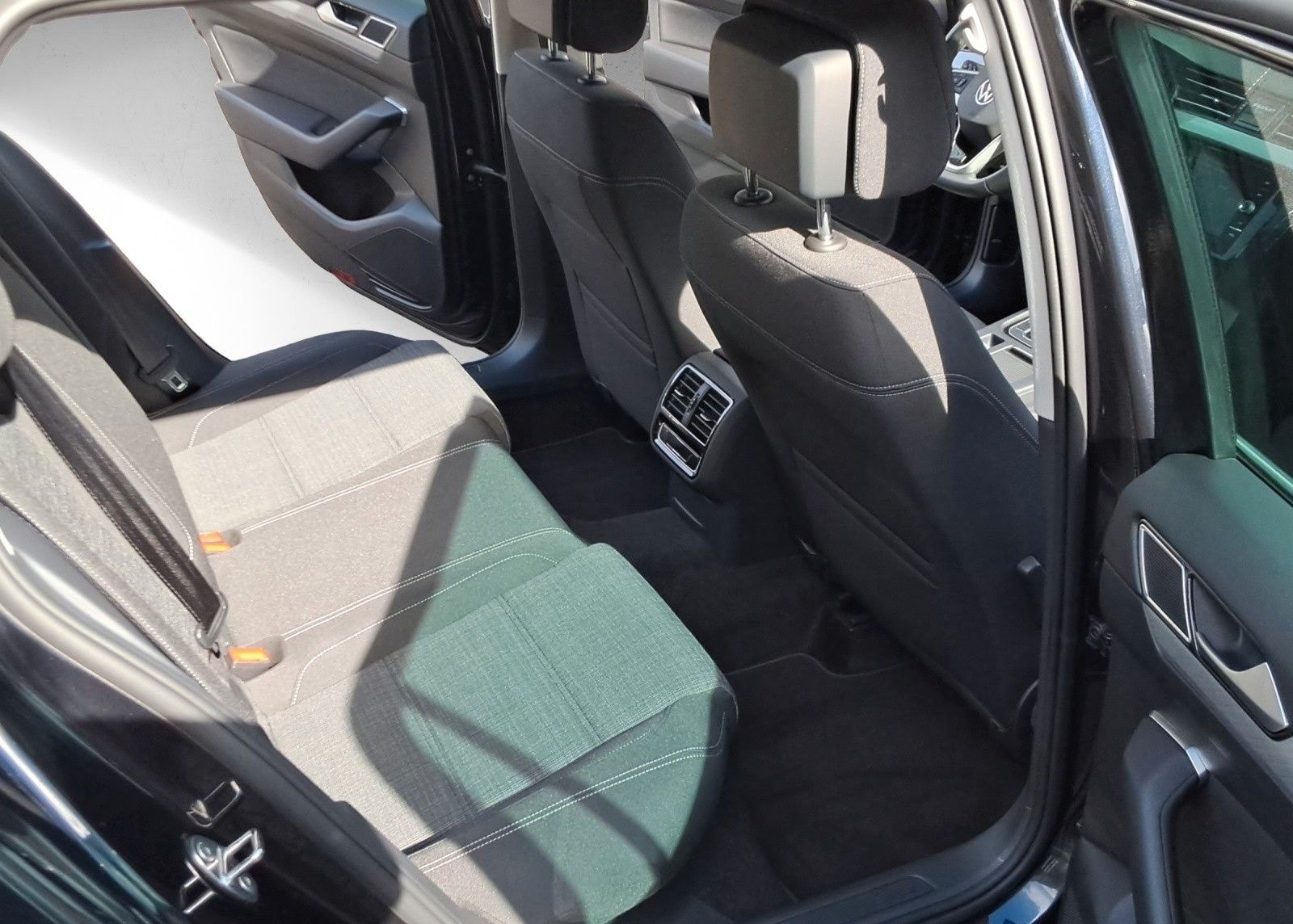 Volkswagen Passat Variant 2.0 TDI Business DSG,Kamera,LED foto 14