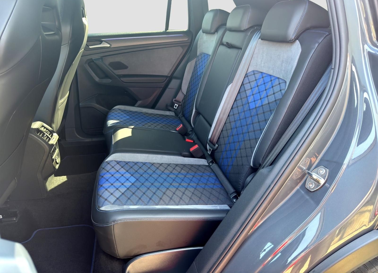 Volkswagen Tiguan R 4MOTION*KEYLESS*360*BLACK STYLE*AHK*LED foto 16