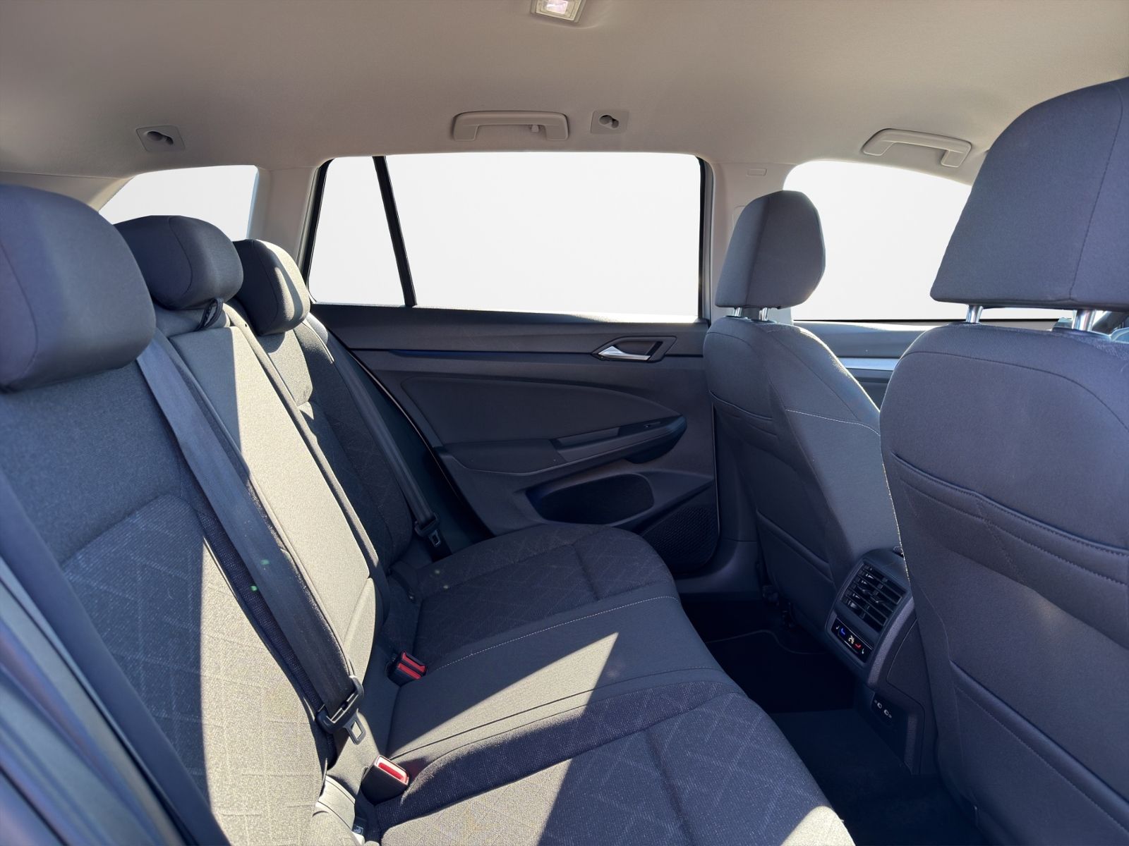 Volkswagen Golf Variant 2.0TDI Life LED/AHK/StHz/App/Navi/A foto 16