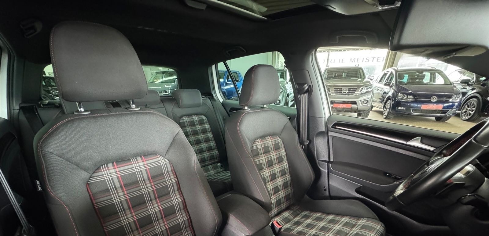 Volkswagen Golf VII Lim. GTI DSG *SHZ*PAN*ACC*NAV*PDC*RK*BX foto 9