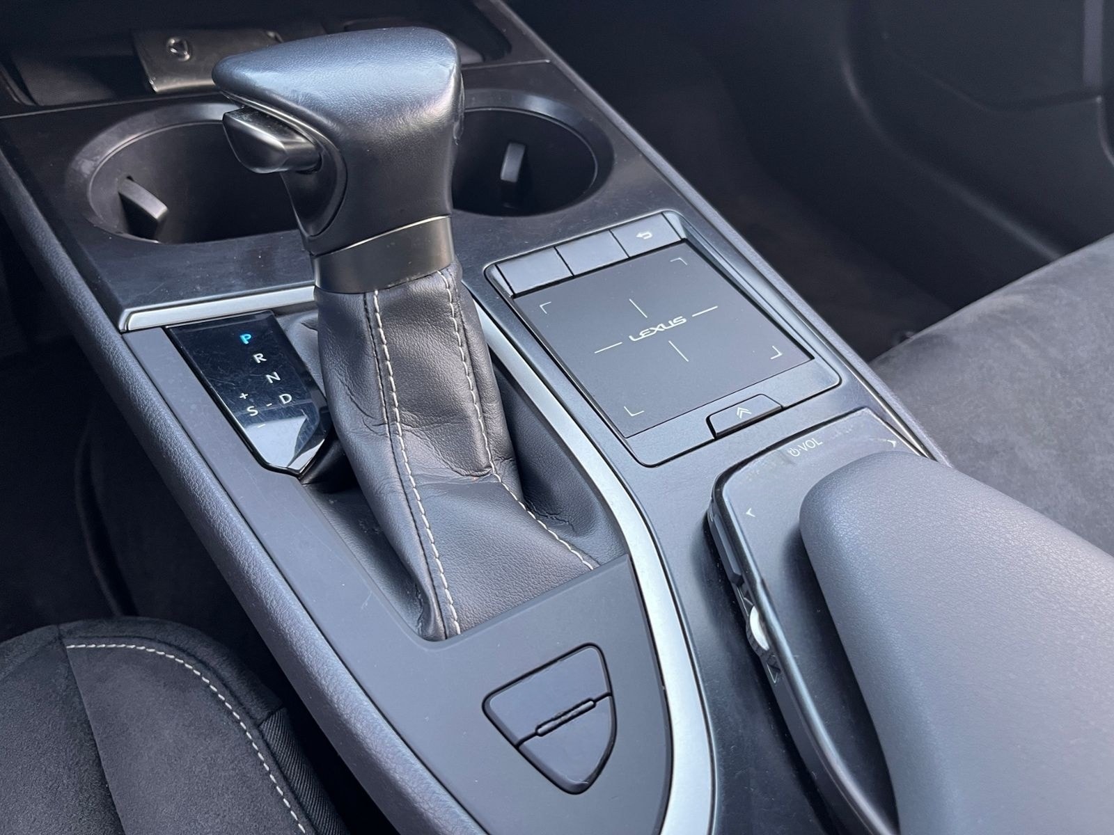 Lexus UX 250 h Launch Edition LED NAV SHZ RFK foto 19