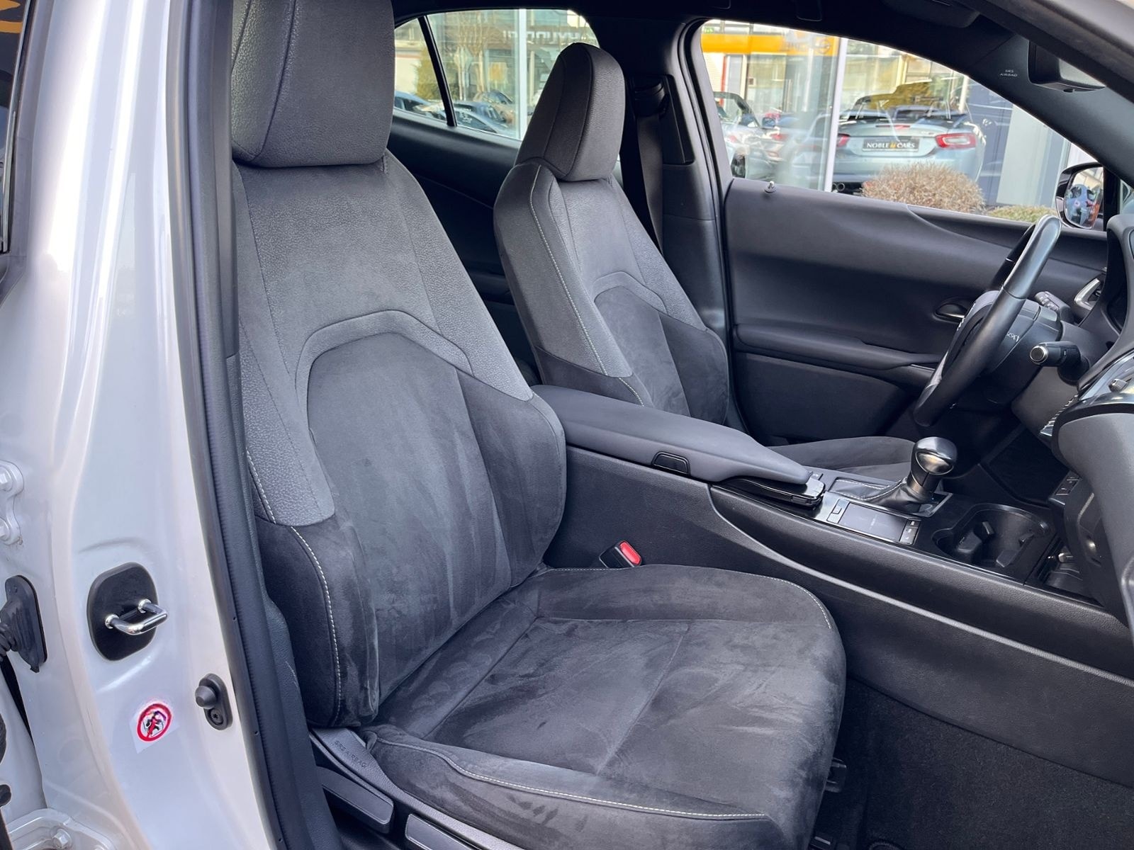 Lexus UX 250 h Launch Edition LED NAV SHZ RFK foto 23