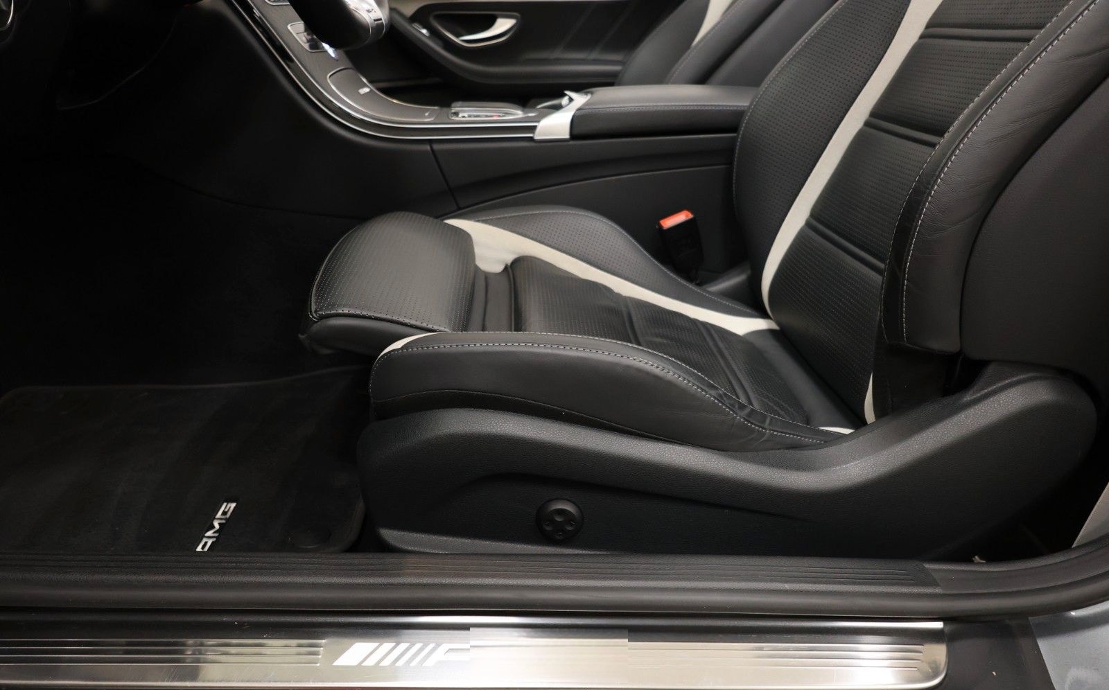 Mercedes-Benz C 63 S AMG Cabriolet foto 12