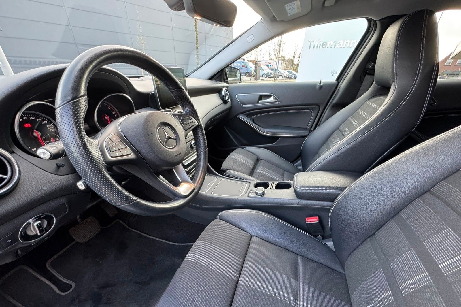 Mercedes-Benz GLA 220D 4Matic Urban/7G-DCT/AHK/LED foto 14