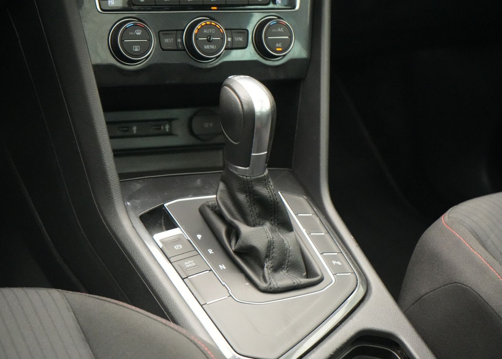 Volkswagen Tiguan R-Line AHK ACC NAVI SHZ PANO foto 9